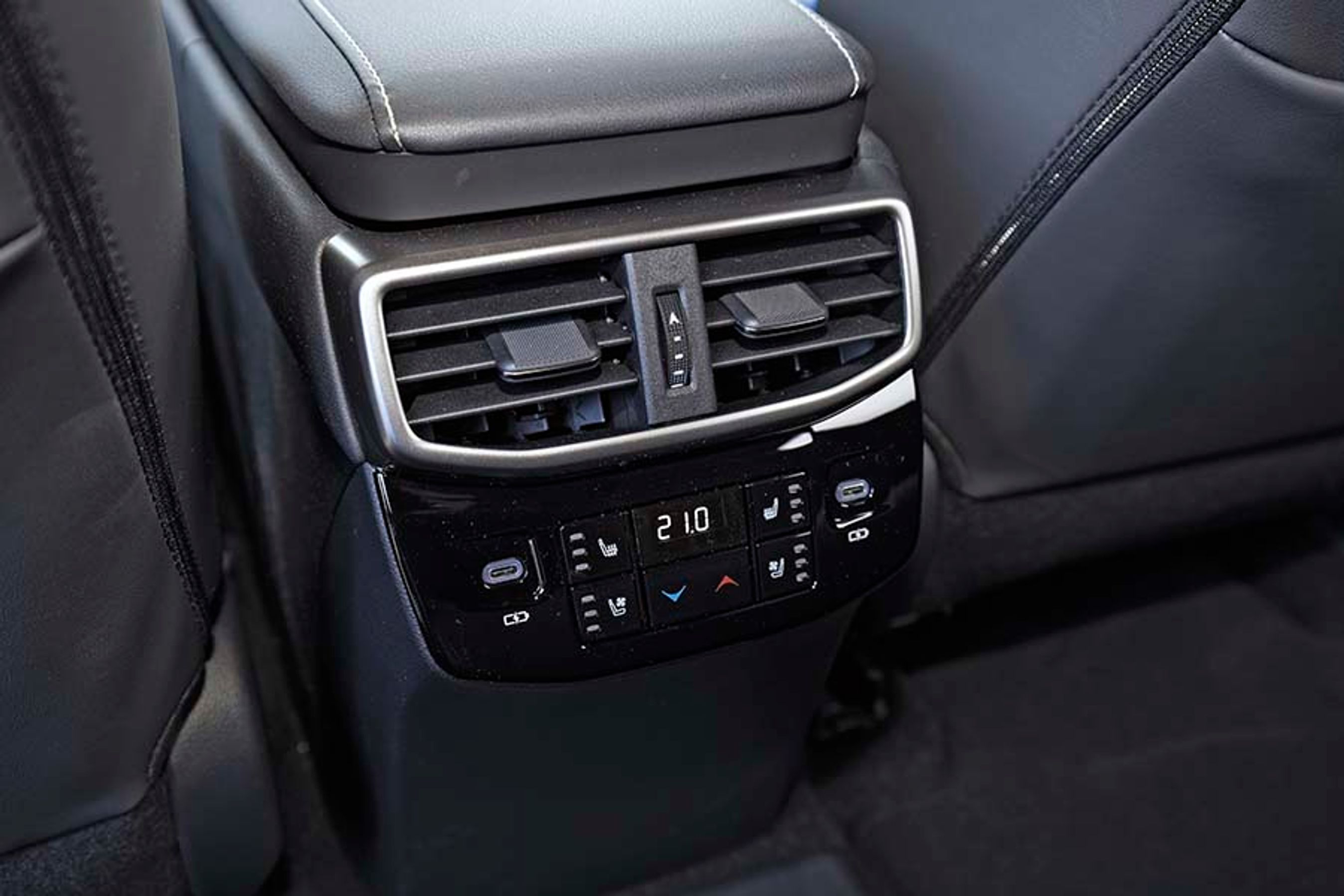 Bagsædepassagererne lever også et luksusliv ikke bare med sædevarme, men også med mulighed for køling af ballerne. Dertil naturligvis et USB-C-ladestik. Men der er kun til to passagerer, den tredje må låne lidt strøm og drømme sig til henholdsvis varme og kulde. 