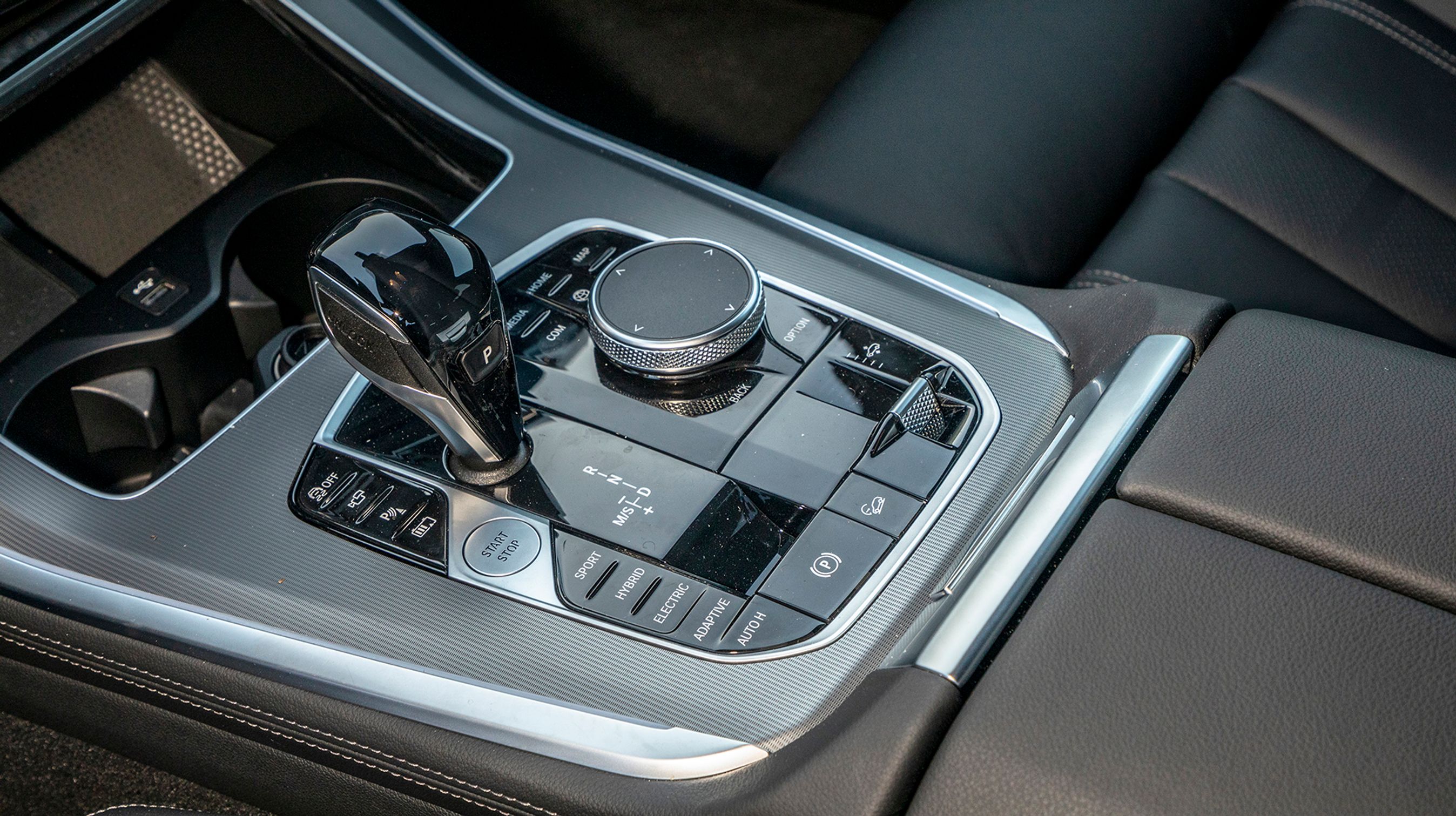 Fra en knap ved siden af gearstangen kan man angive, om man primært vil køre på el, eller om man vil have så mange kræfter som muligt til rådighed.