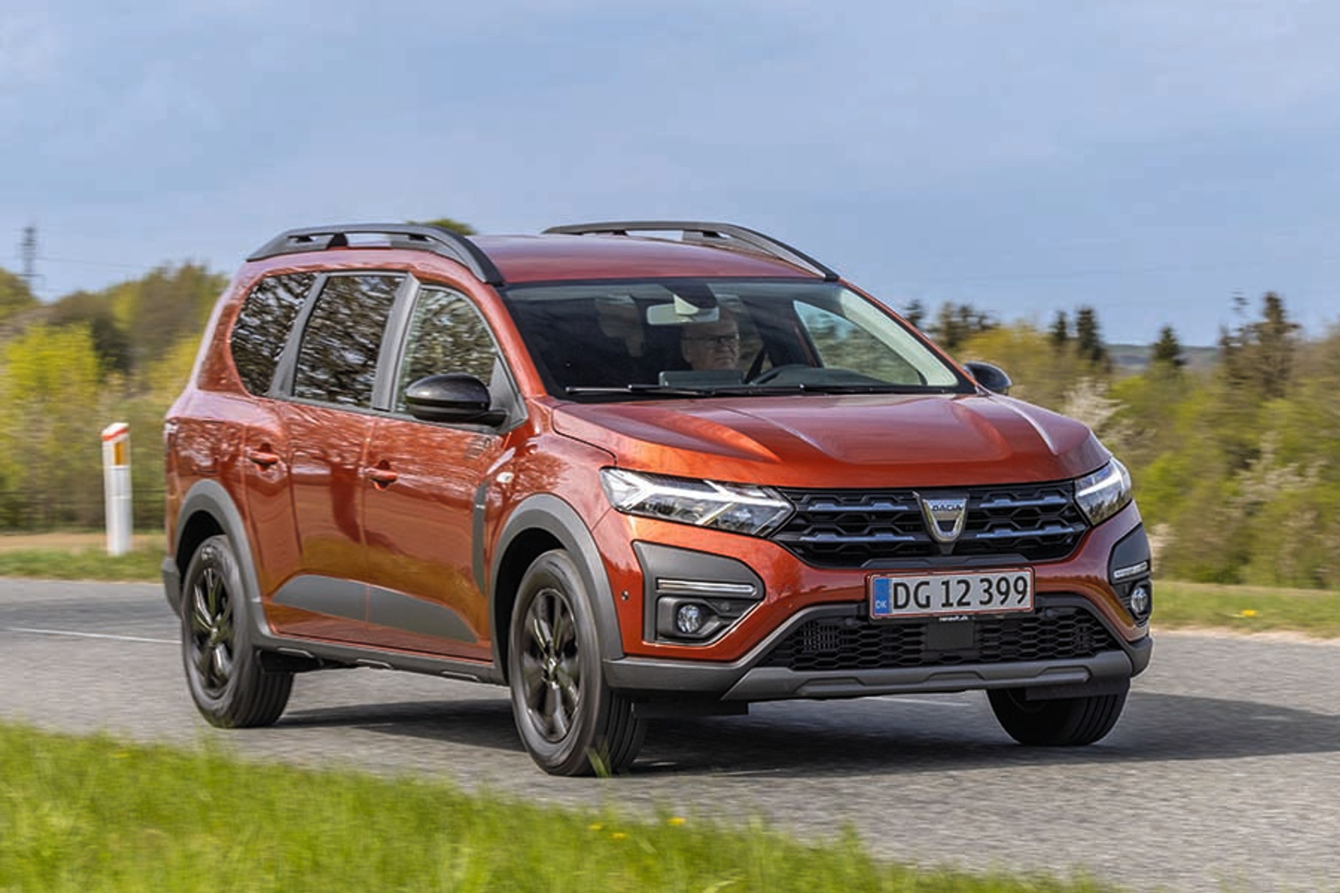 Topmodellen af Dacia Jogger kan genkendes på de sorte tagbøjler og de sorte alufælge. Designet er flot og udtrykker en robusthed, som bilen dog ikke har.