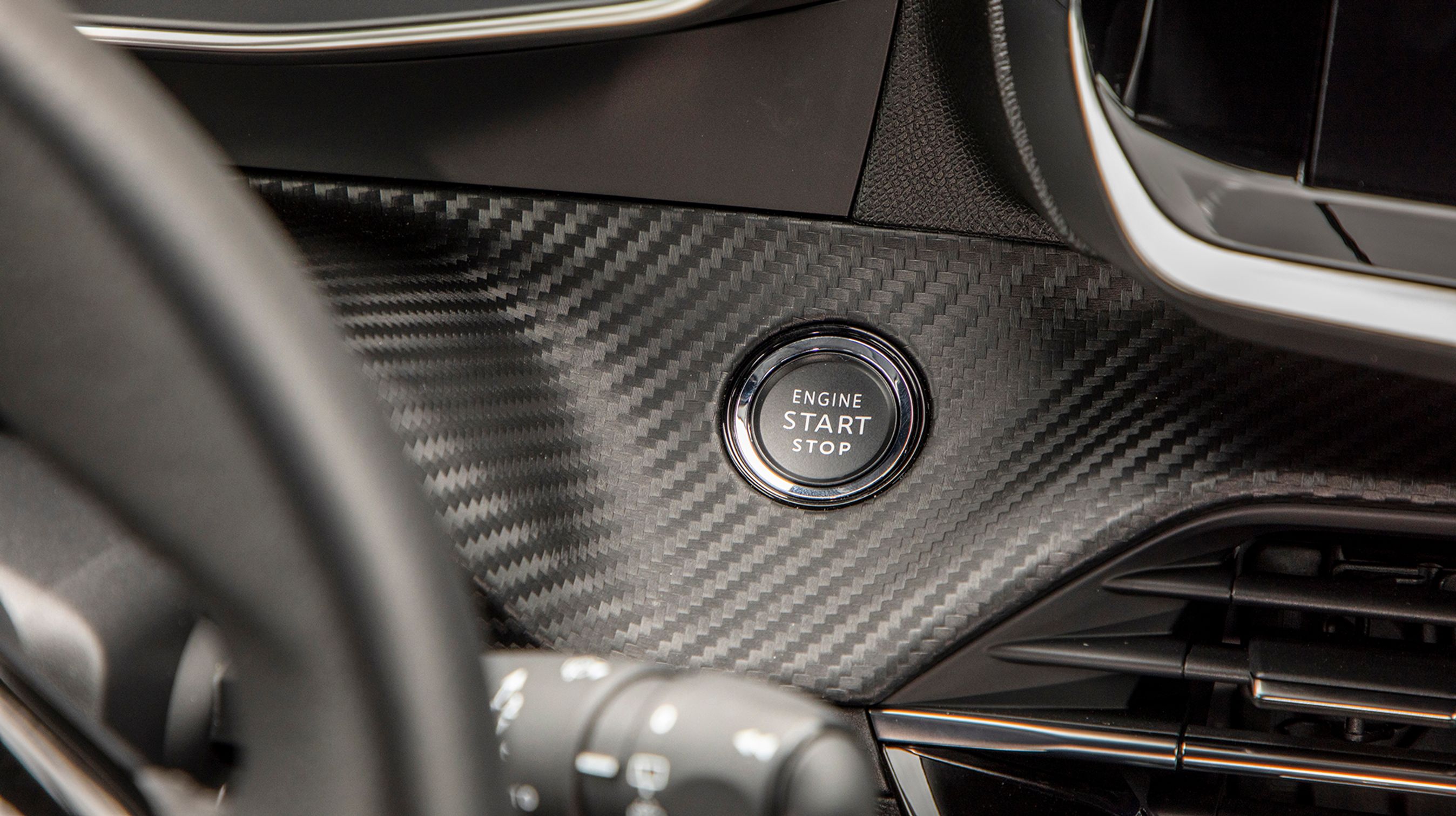 Nøglefri startknap er standard, men det er irriterende, at den skal holdes inde i lang tid ved både start og stop af motoren.