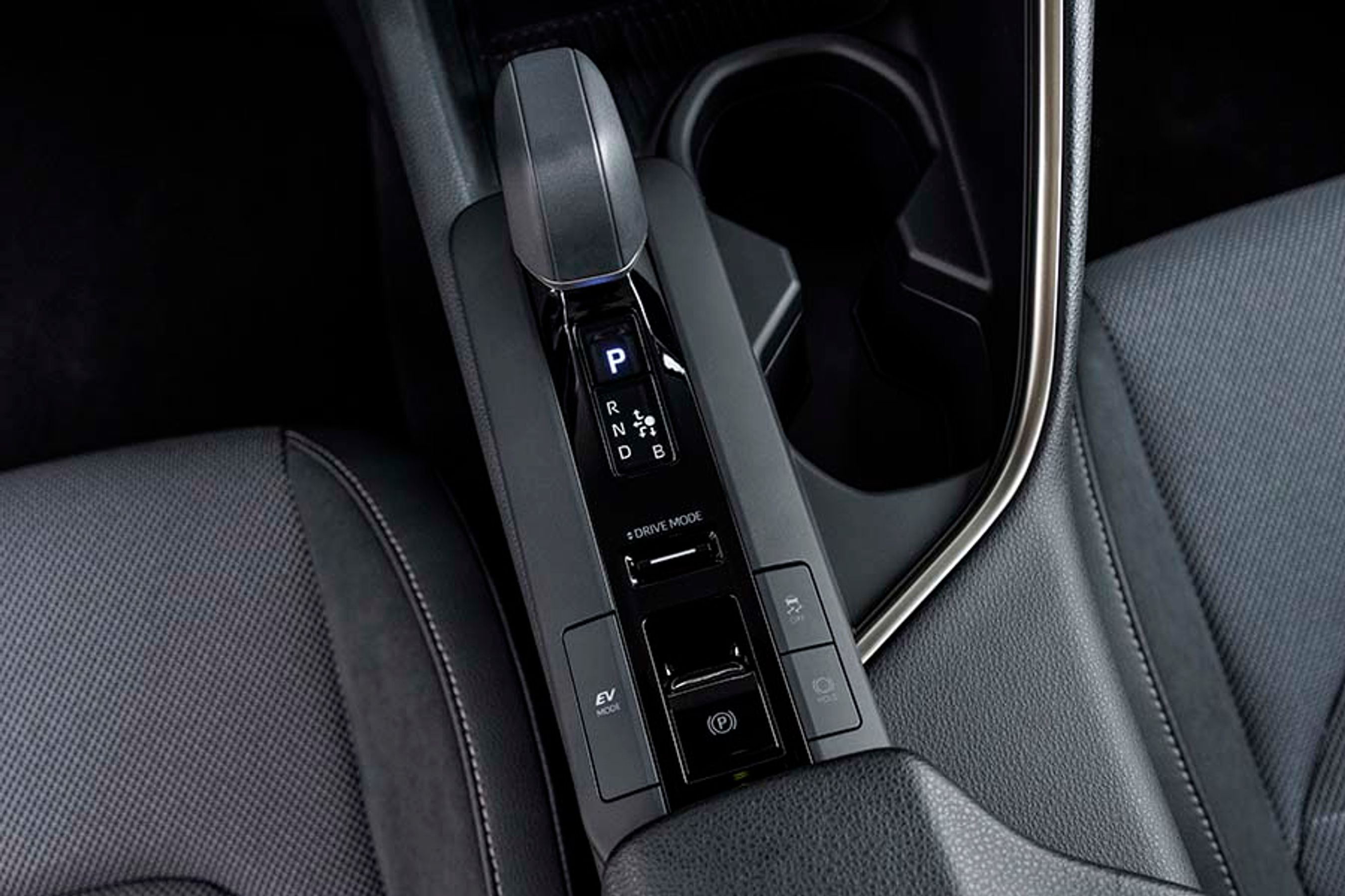 Toyota har endeligt indset, at en gearvælger skal være elektronisk styret og ikke flyttes manuelt. Den er let at betjene og går automatisk i parkering, når du slukker motoren på stopknappen. Det er nyt med anden generation af C-HR.