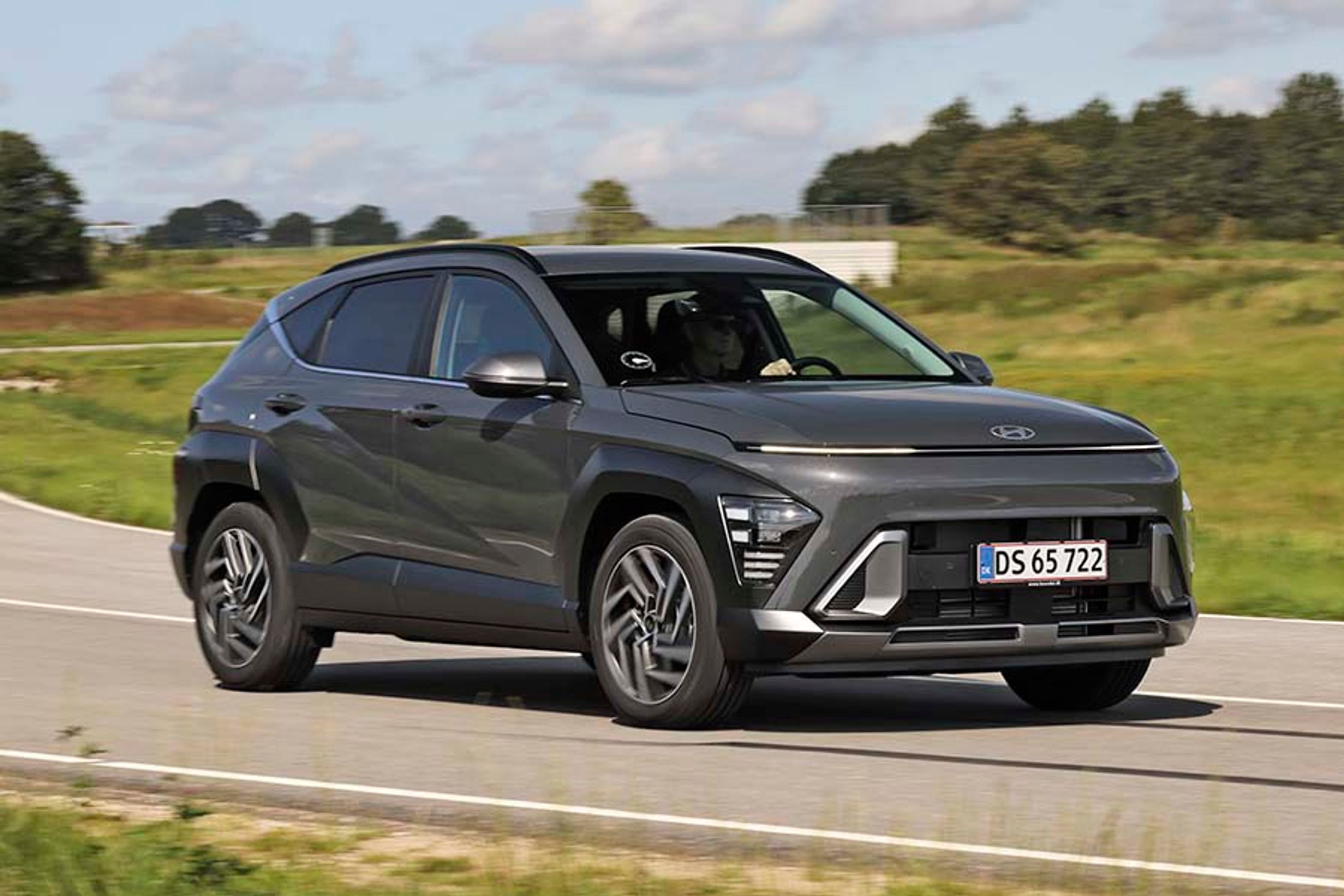 Anden generation af Kona er netop kommet på markedet, og den findes p.t. kun som benzin- og elbil herhjemme. På benzinfronten kan man vælge mellem 1.0 (120 hk) eller 1.6 (198 hk). Prisforskellen er cirka 25.000 kr.