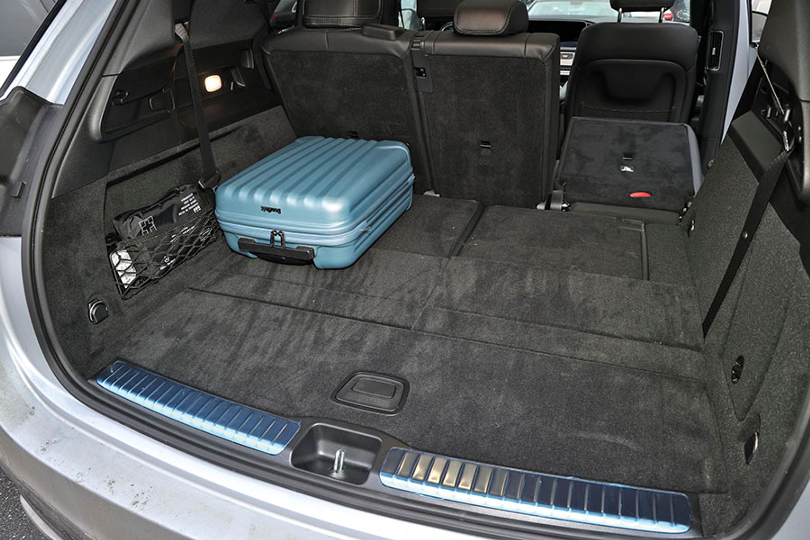 Der er i alt tre rækker sæder med i alt syv pladser. Her er de to bageste sæder foldet ned i gulvet, og så bliver bagagerummet nærmest gigantisk. Med alle sæder i brug er det derimod ret lille.