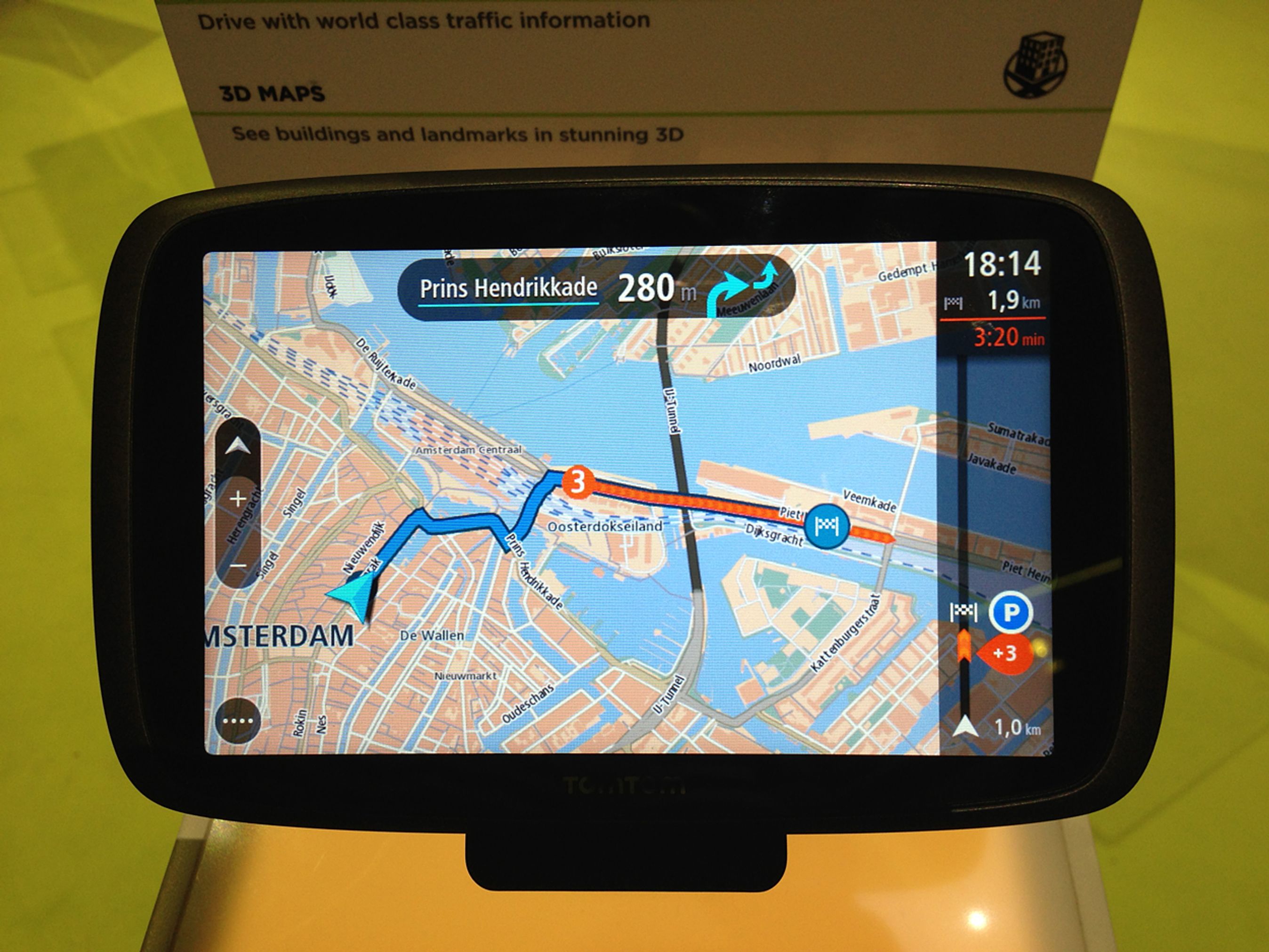 Når ruten er beregnet, får du vist, hvor lang turen er, og hvornår der er forventet ankomst. Nogle ruter kan det betale sig at køre gennem køen, hvor computeren optimerer ruten ud fra aktuelle trafikdata. Du får også at vide, hvor langt der er, til køen starter (1,0 km, og når du holder i køen, så viser enheden, hvor lang køen er, og hvor lang tid du skal vente.