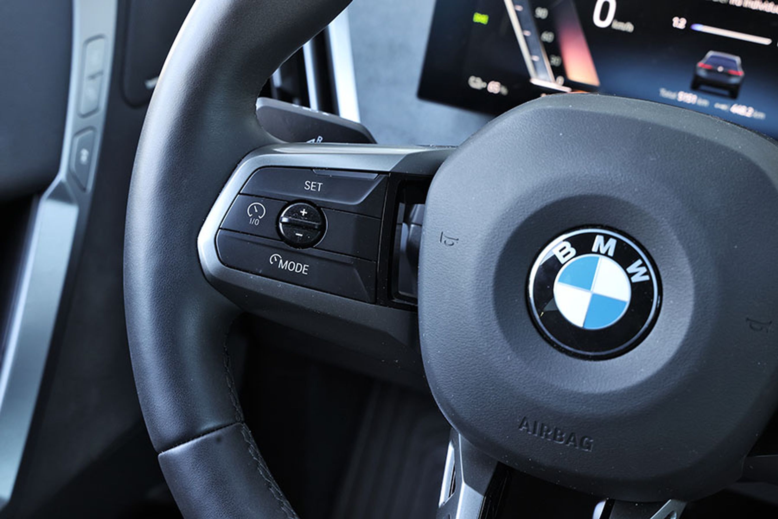 Rattet er enkelt, og det er meget nemt at betjene bilens adaptive fartpilot. Den har også en rigtig god styreassistent, så bilen placerer sig pænt midt på vejen og følger dens forløb på en behagelig måde.