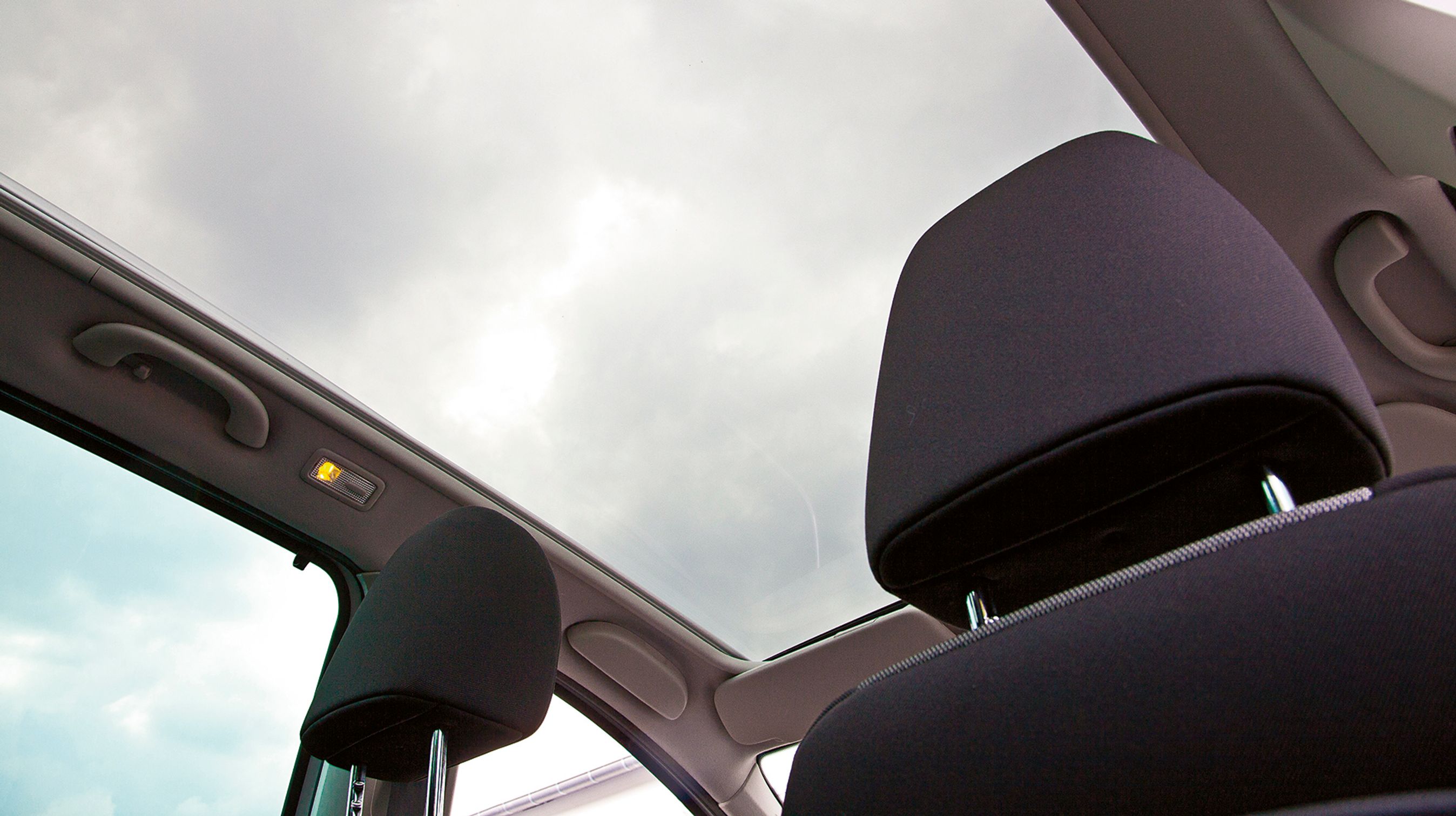 Det store panoramaglastag er standard på 308 SW. Det kan ikke åbnes, men man kan køre et indertag ind under taget for at afskærme for solen.