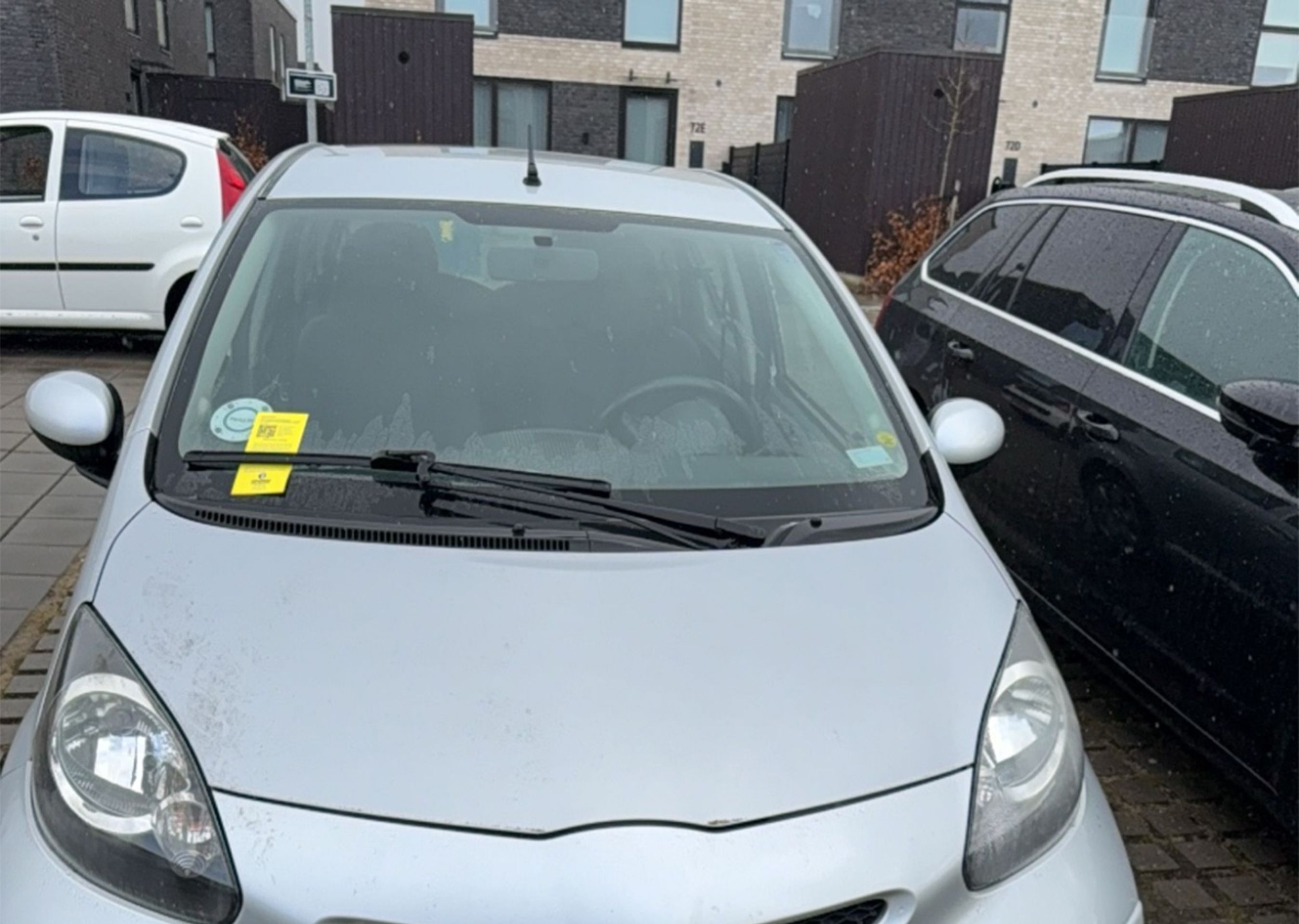 Gul p-afgift i forruden på sølvgrå bil