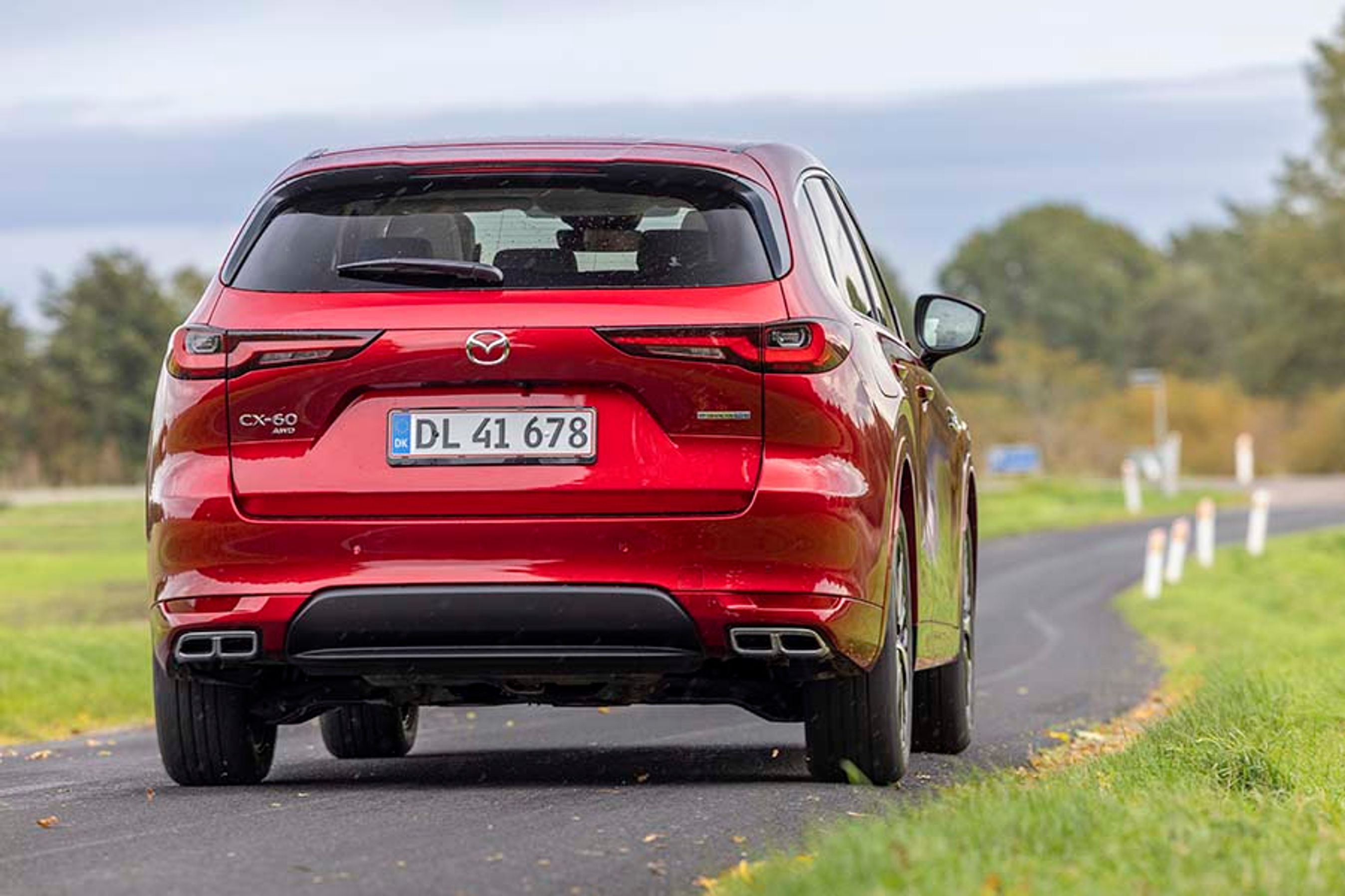 Mazda CX-60 er en flot bil efter vores bedømmelse, men dens køreegenskaber høster ikke samme mængde roser. Affjedringen er ukomfortabel, elmotoren larmer, og gearkassen skifter med meget mærkbare ryk.