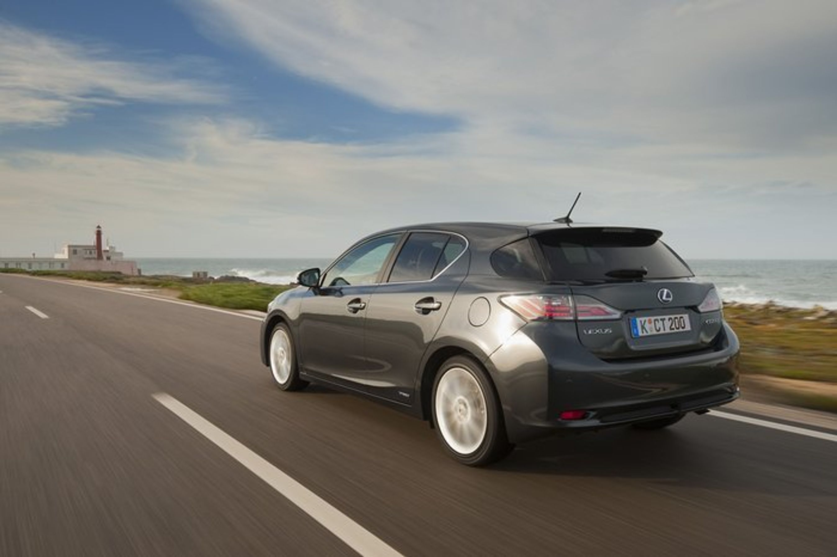 Lexus CT 200h er en femdørs hatchback og er mærkets første forhjulstrukne model i Europa.