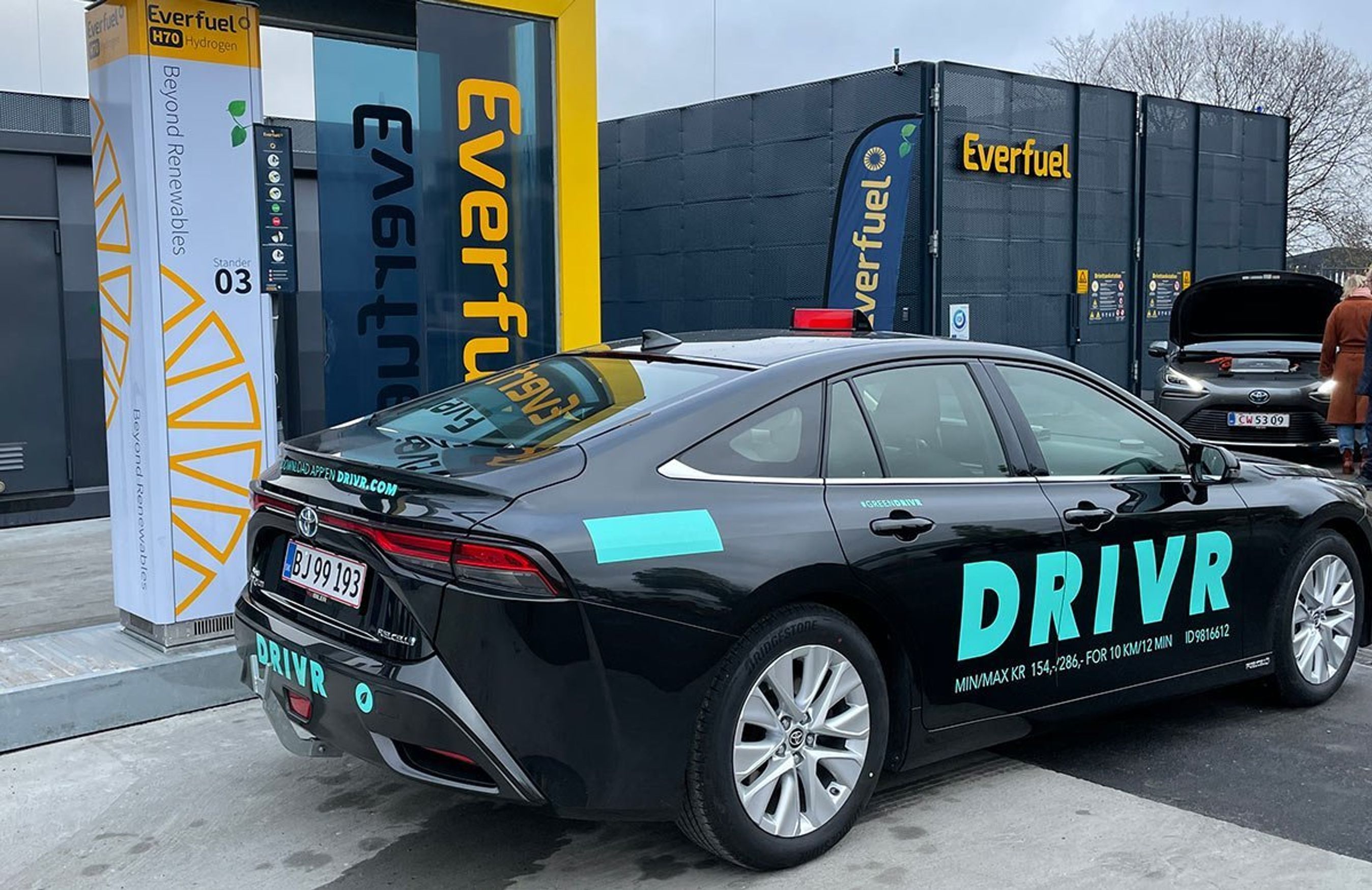 Den nye brintfyldestation har to standere til personbiler og en til tunge køretøjer. Indtil videre er taxatjenesten Drivr den langt største kunde.