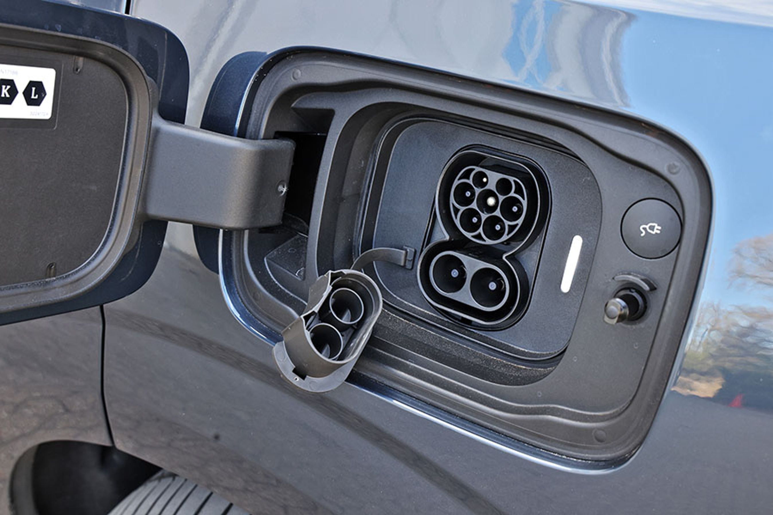 Ladestikket er placeret ved venstre baghjul. Hjemme kan bilen oplades med tre faser og 11 kW, og på farten kan bilen DC-lades med op til 250 kW. Derved tager det blot en halv time at oplade bilen fra 10 til 80 procent.