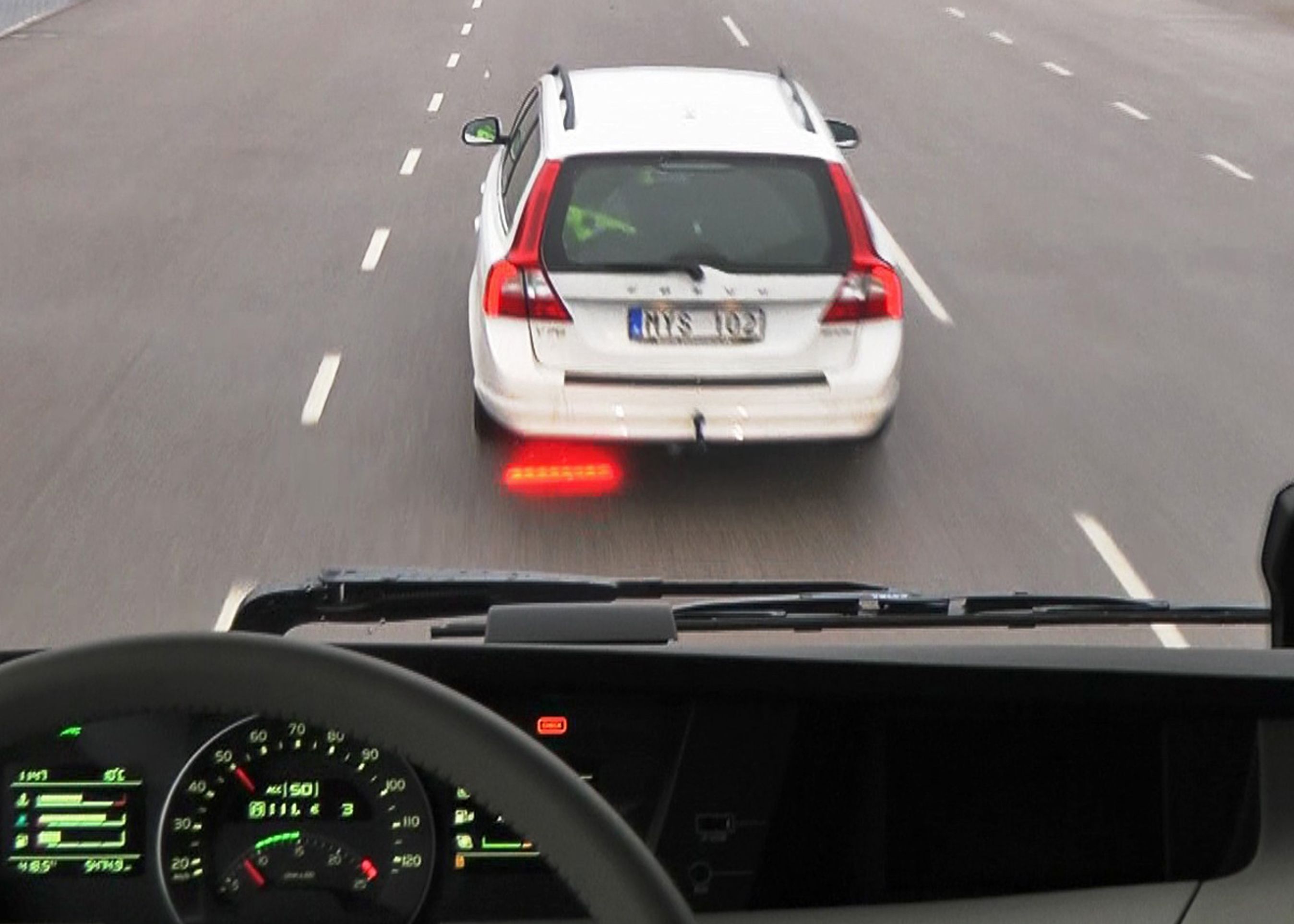 Føreren får en rød lampe som advarsel og dernæst en højlydt alarm. Til sidst bremser lastbilen selv.