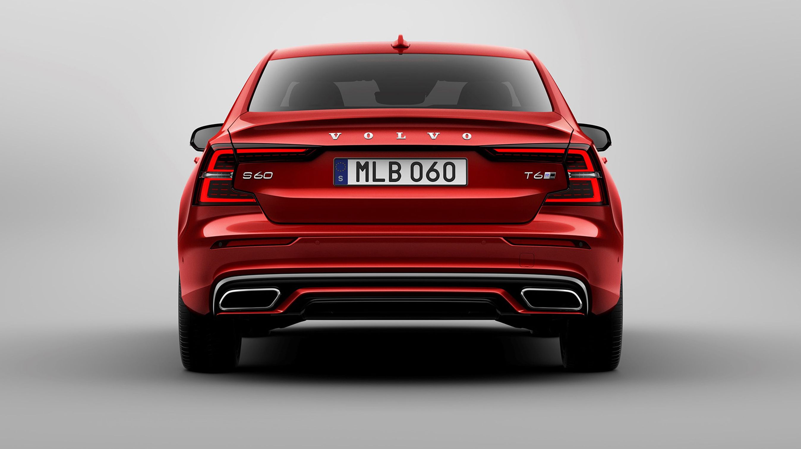 Den nye S60 er blevet både længere og bredere end den gamle udgave. Det giver god plads inde i bilen. Modelprogrammet omfatter kun benzinudgaver, men to af de kraftigste er desuden udstyret med batteri og elmotor i en plug-in hybrid.