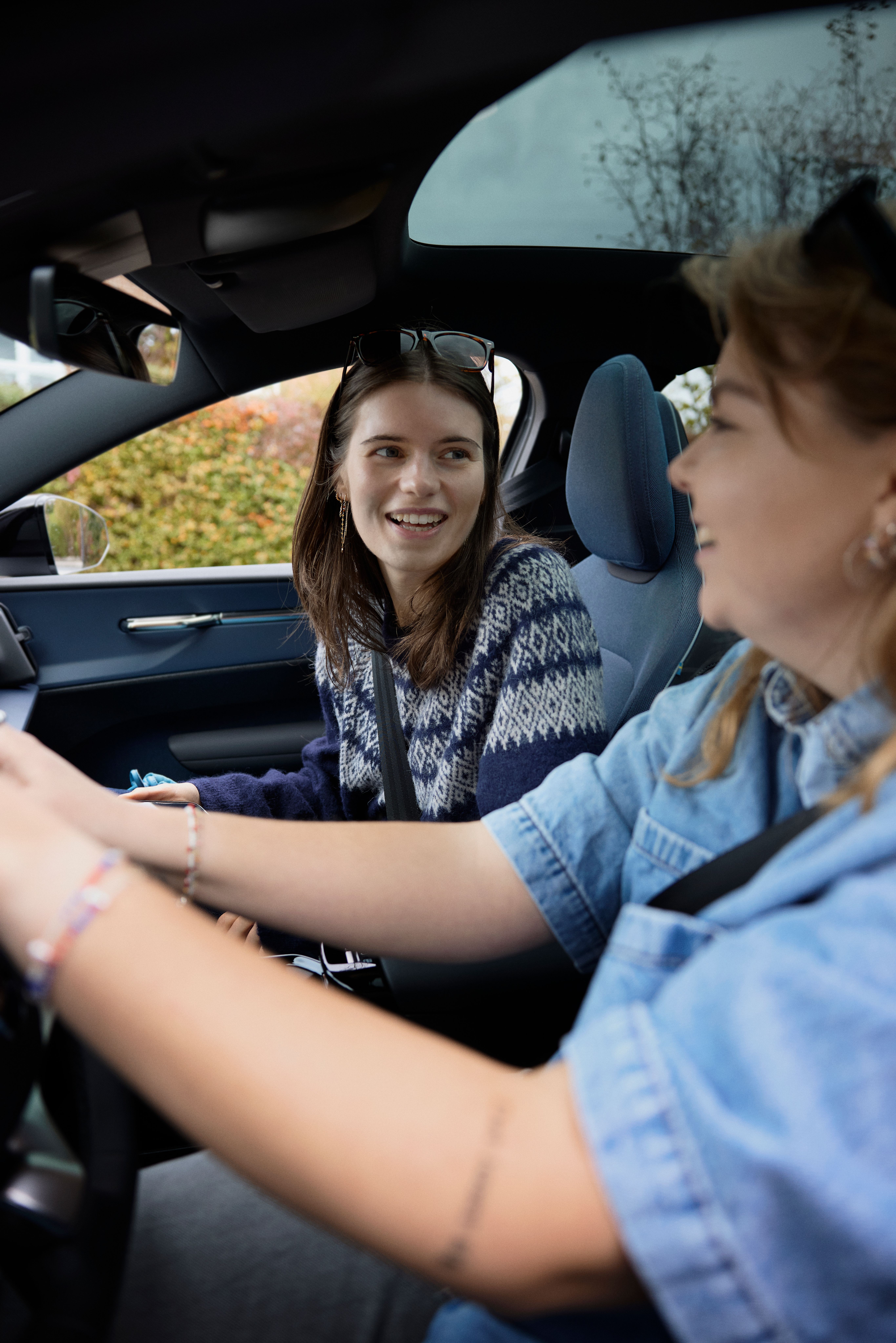 to unge piger er ude og køre bil