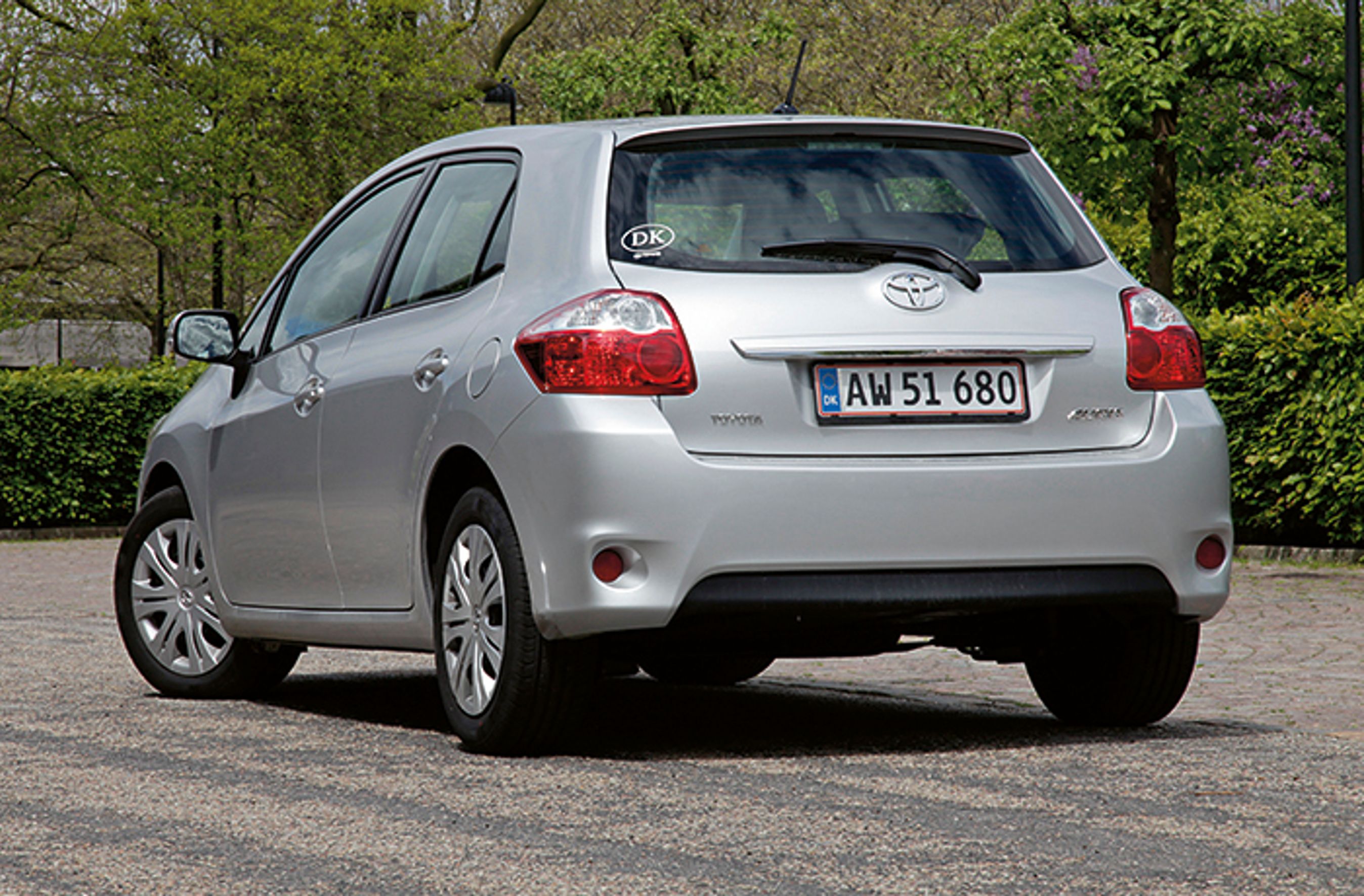 Toyota Auris ligner sig selv bagfra trods faceliftet