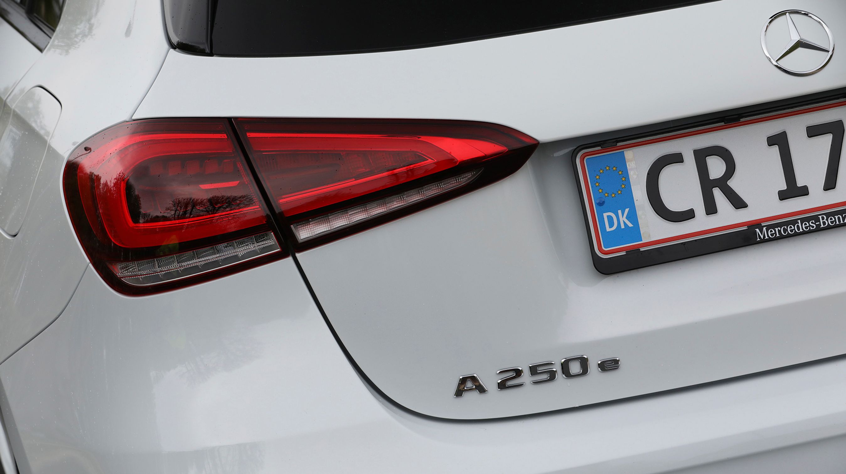 Det lille ’e’ efter A 250 viser, at denne udgave er en plugin-hybrid. Den omtales også som EQ Power, hvilket er betegnelsen for de elektrificerede brændstofbiler fra Mercedes-Benz.