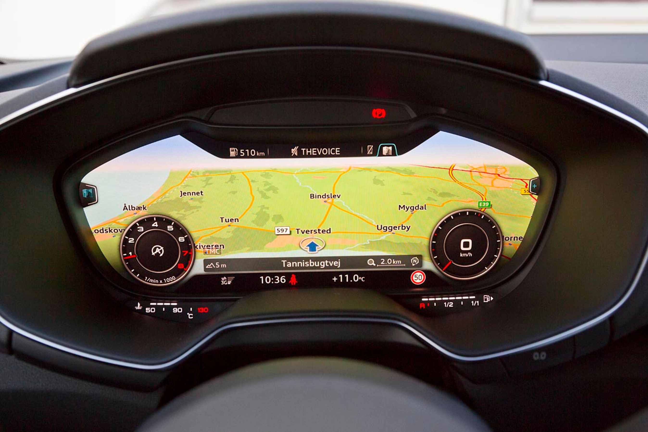 Den store højtopløselige skærm lader for eksempel navigations-kortet fylde det meste af skærmen, hvis man ønsker dette. Man kan også blot lade de store runde instrumenter være store på nogenlunde samme måde, som var det analoge viserinstrumenter.