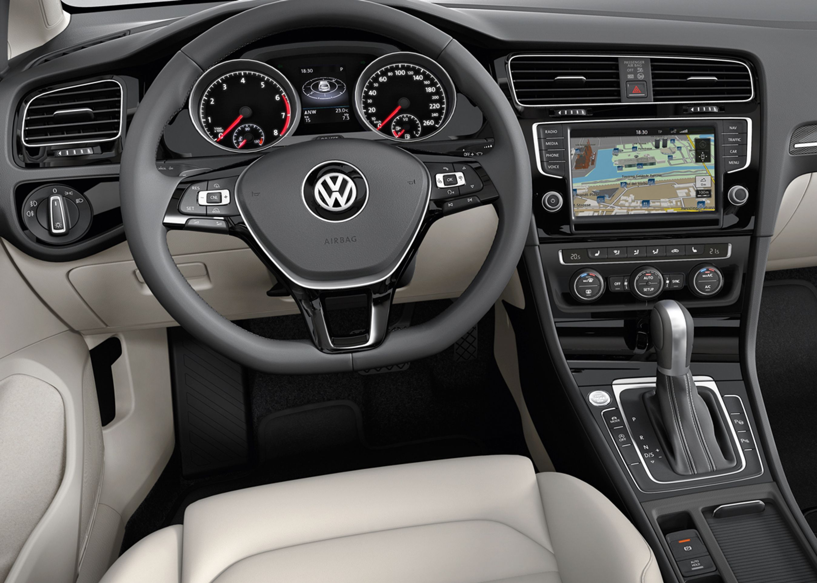 Den oplevede kvalitet i VW Golf har endnu en gang fået et nøk opad. Kabinedesign og instrument-layout følger traditionen.