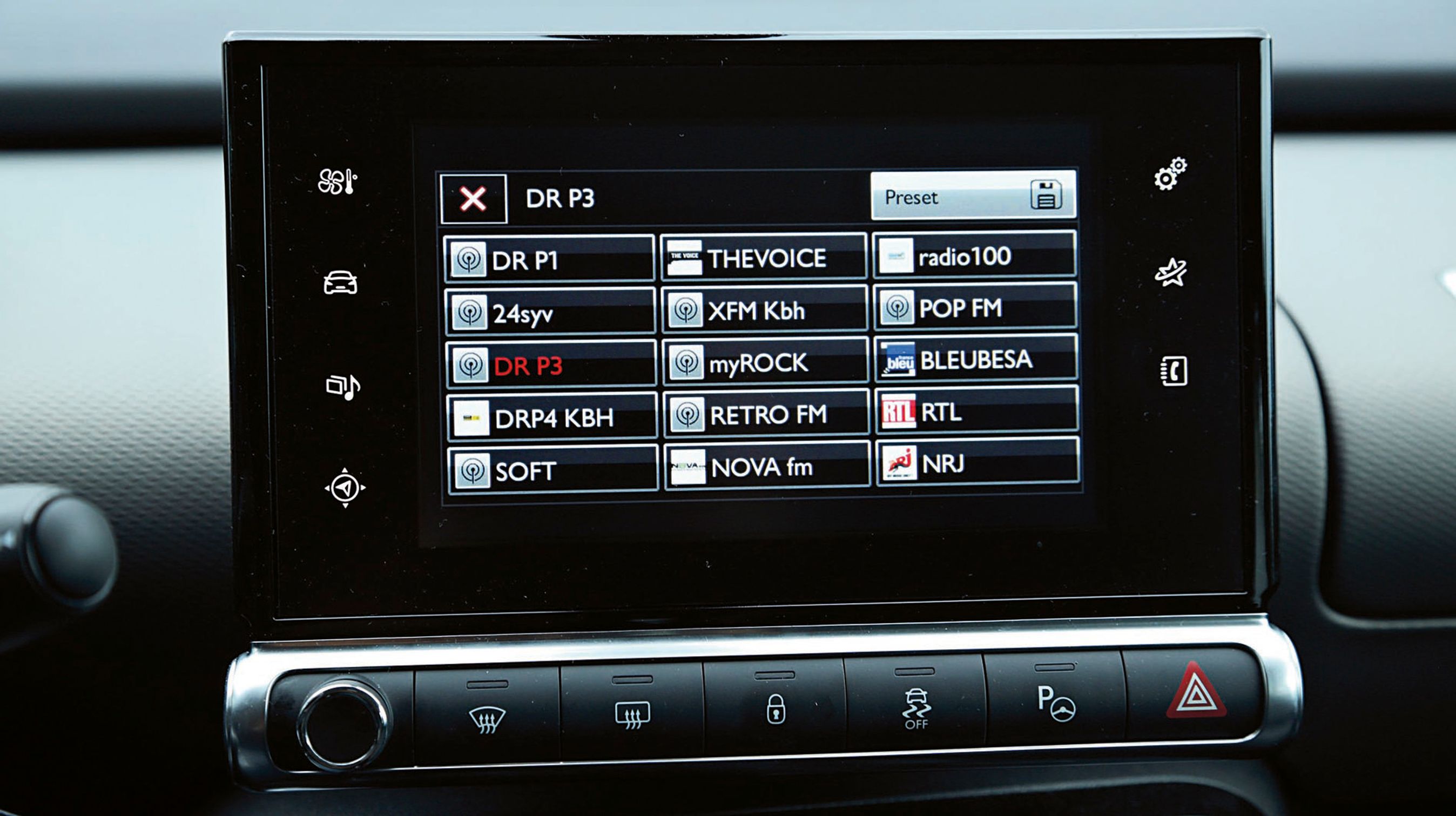 Ventilation, radio og kommunikation styres via den store trykskærm. Det frigiver plads i midterkonsollen.