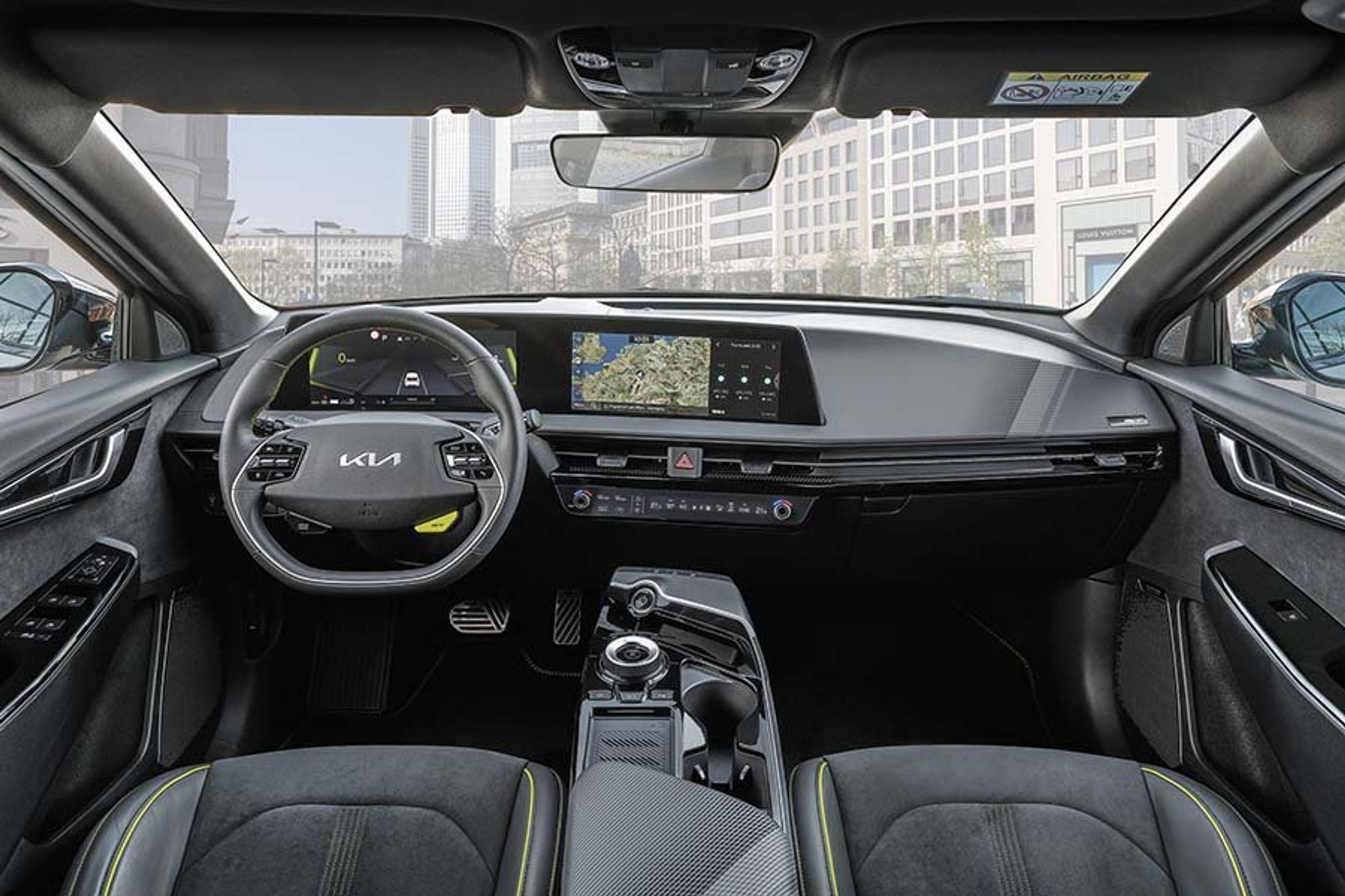 Førerpladsen er stort set som i den almindelige EV6