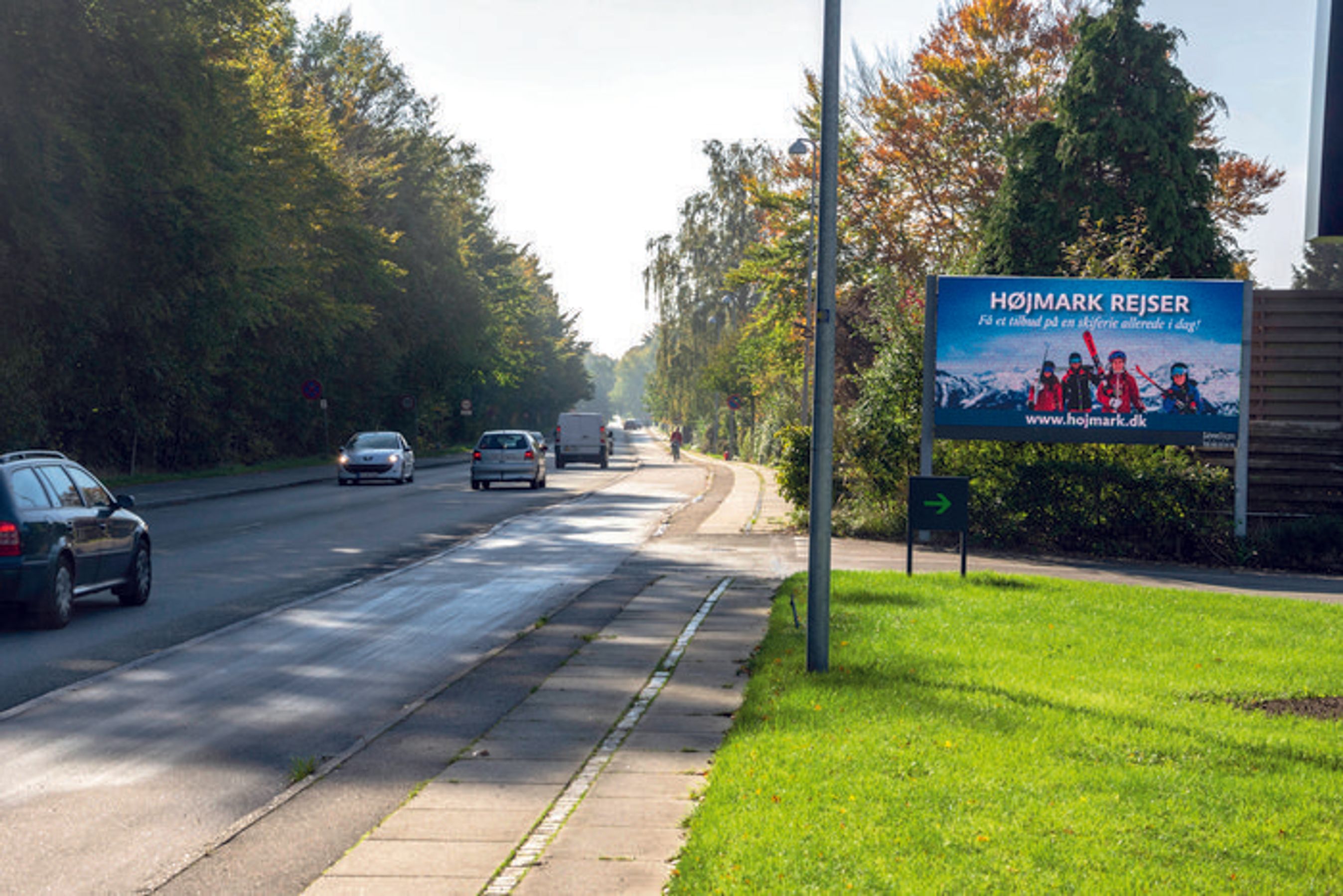 Private grundejere kan også sætte digitale skilte med reklamer op langs vejene, her Hillerød