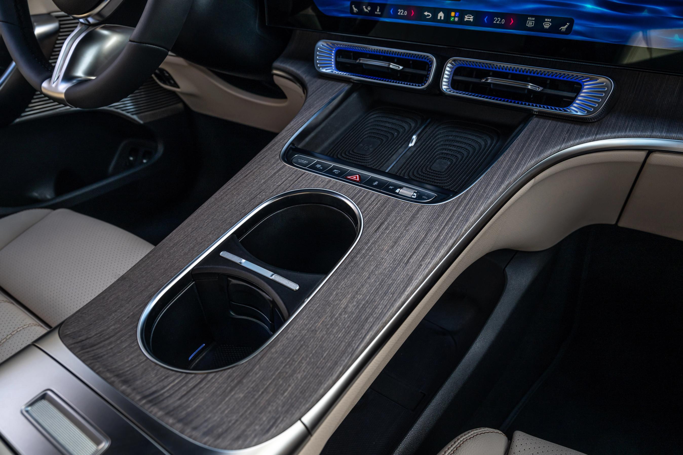 Midterkonsollen ved førerpladsen i en Mercedes-Benz GLC