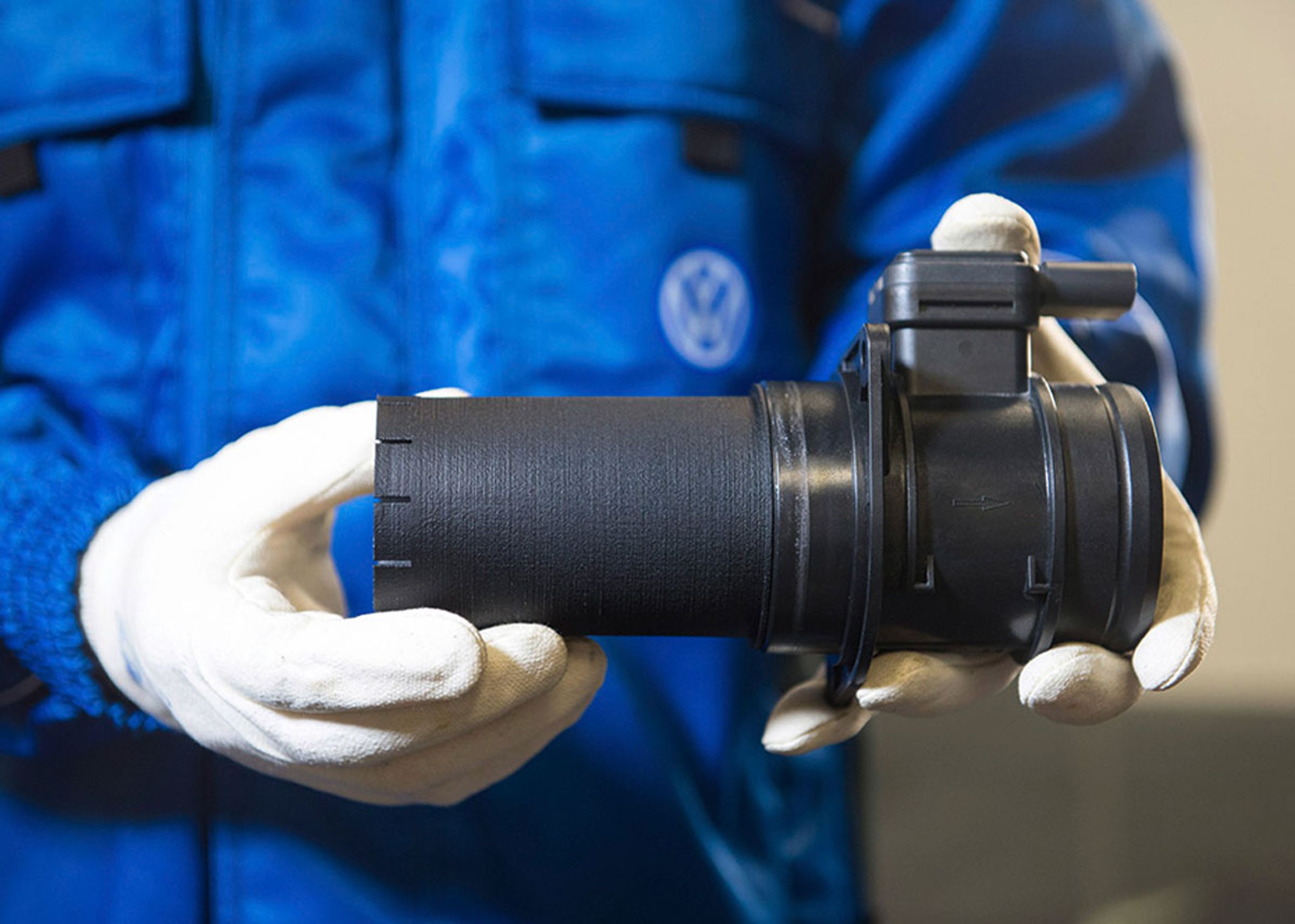 Plastrøret skubbes ind i indsugningsrøret og fylder derefter ikke alverden.