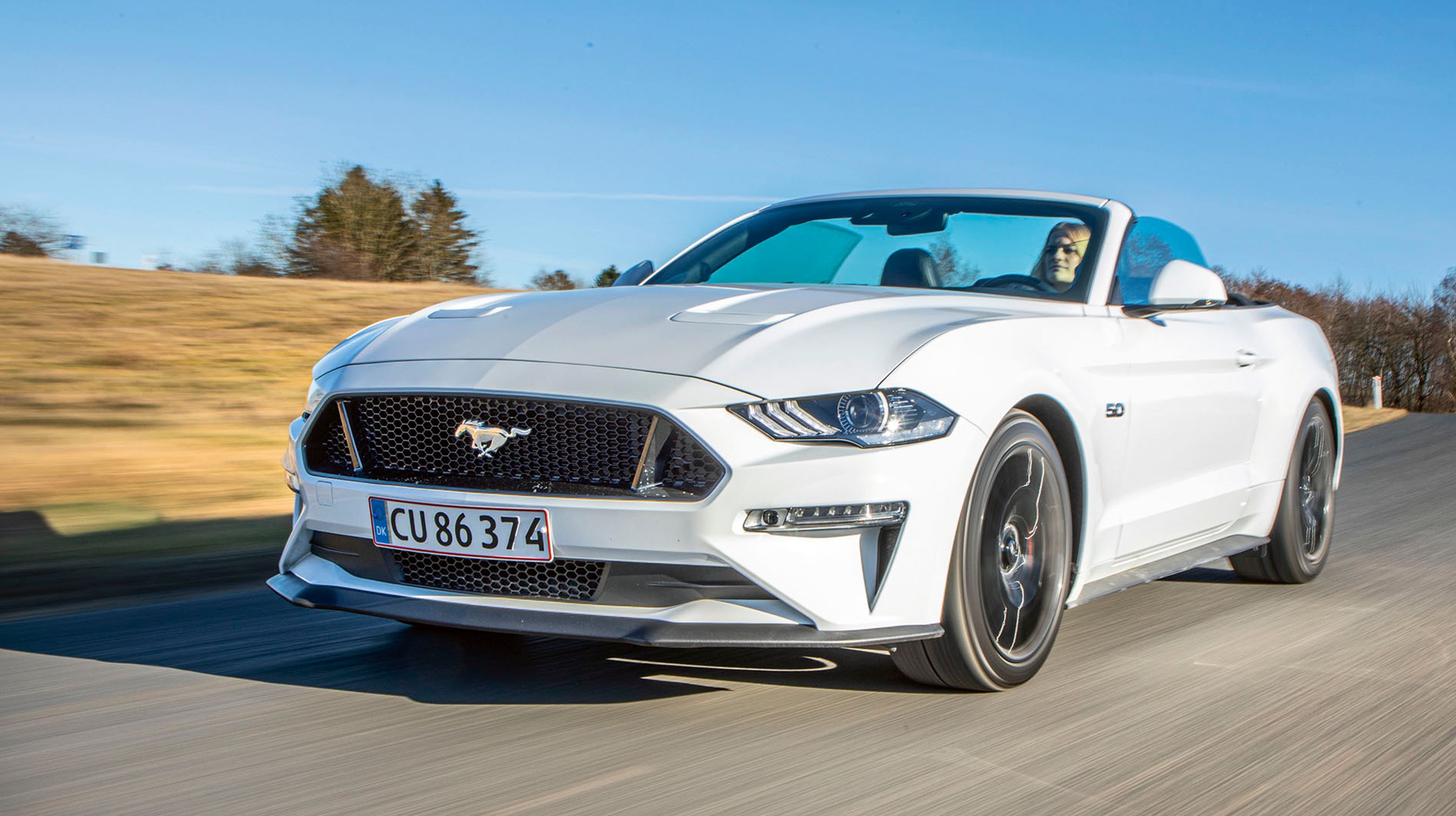 Efter at have forsøgt med en firecylindret motor i programmet har Ford valgt nu kun at sælge Mustang med 5.0-liters V8-motor. Det er det kunderne vil have, og det er det, de får …