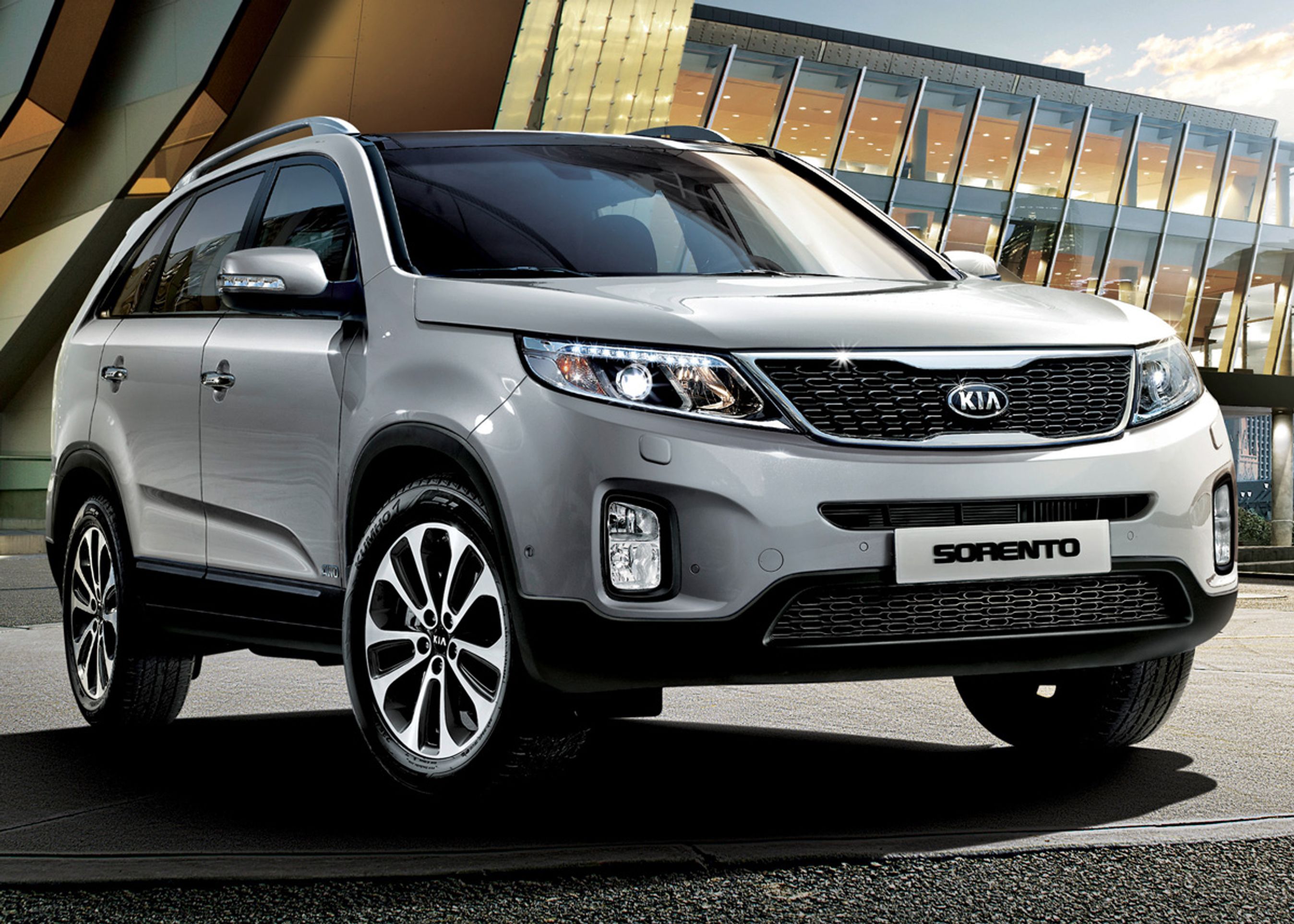 Kia Sorento har lige fået et facelift, og det benytter den danske importør til at relancere bilen i Danmark. Prisen på hvide plader bliver fra 700.000 kr.