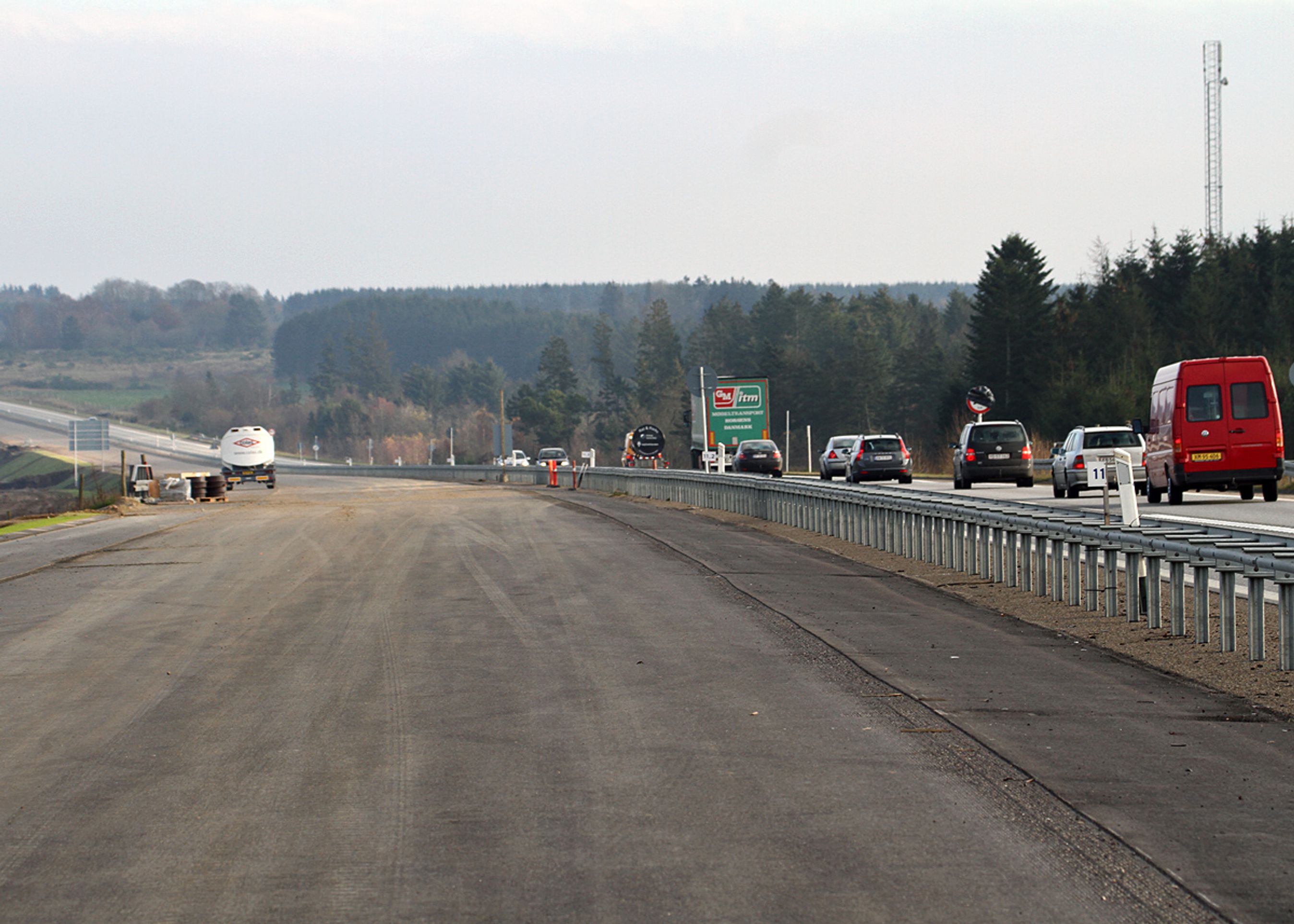 Den nye motorvej er anlagt ved at bygge to nye spor ved siden af den kun ti år gamle motortrafikvej.