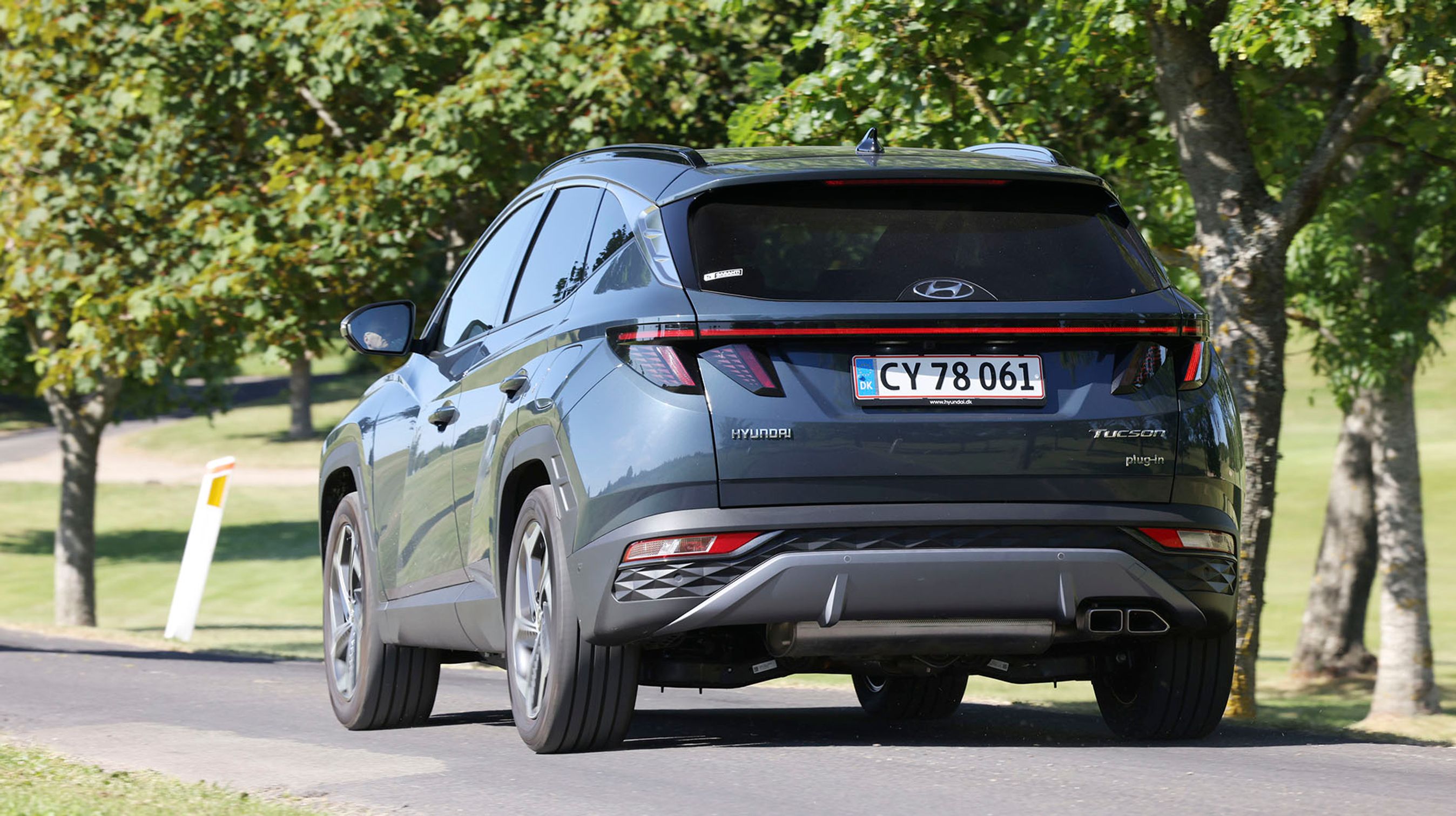 Baglygterne er bundet sammen af et lysende bånd under bagruden, og alt lyset er af LED-typen. I denne udgave er der træk på alle fire hjul.