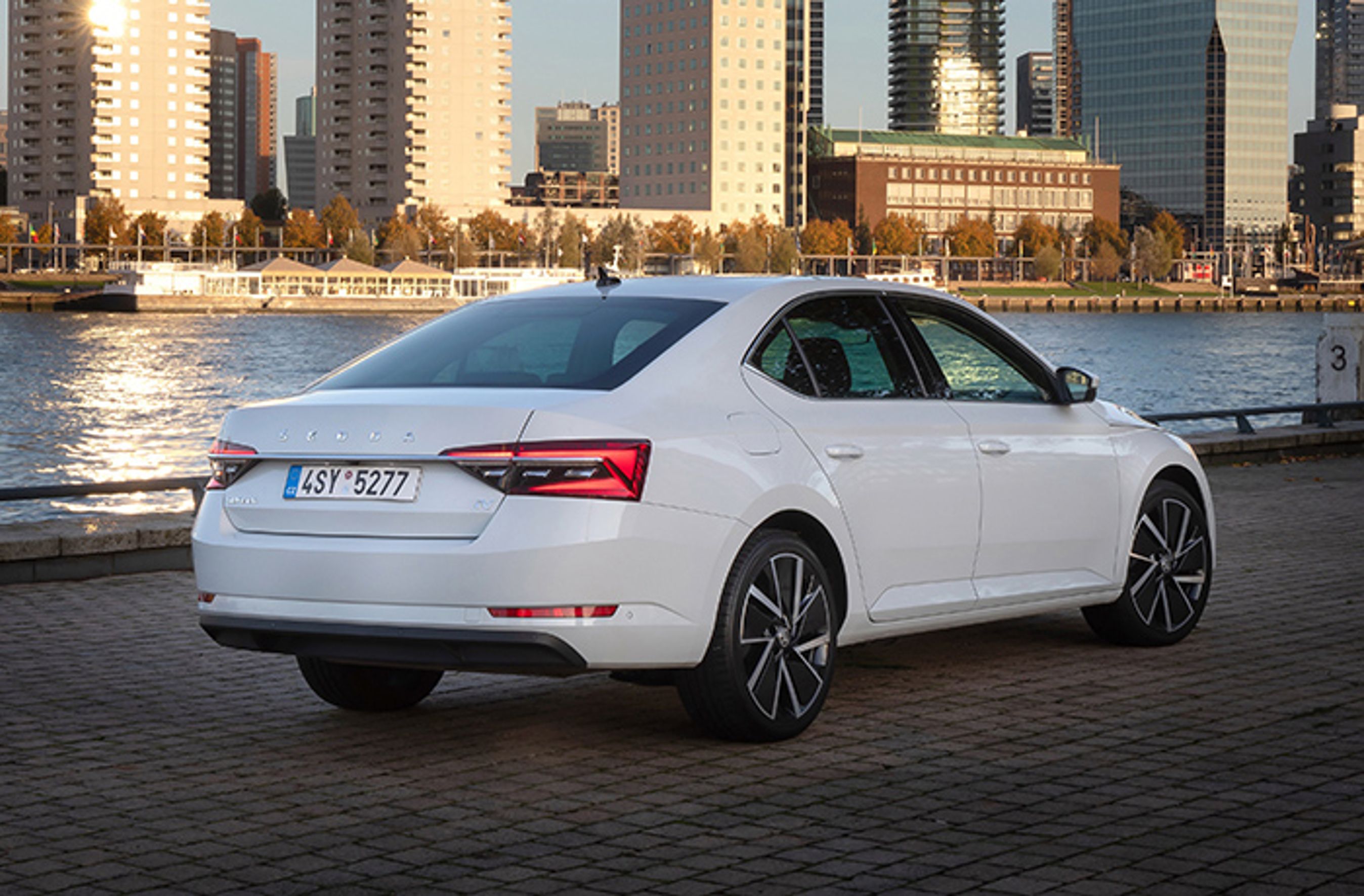 Skoda Superb set bagfra