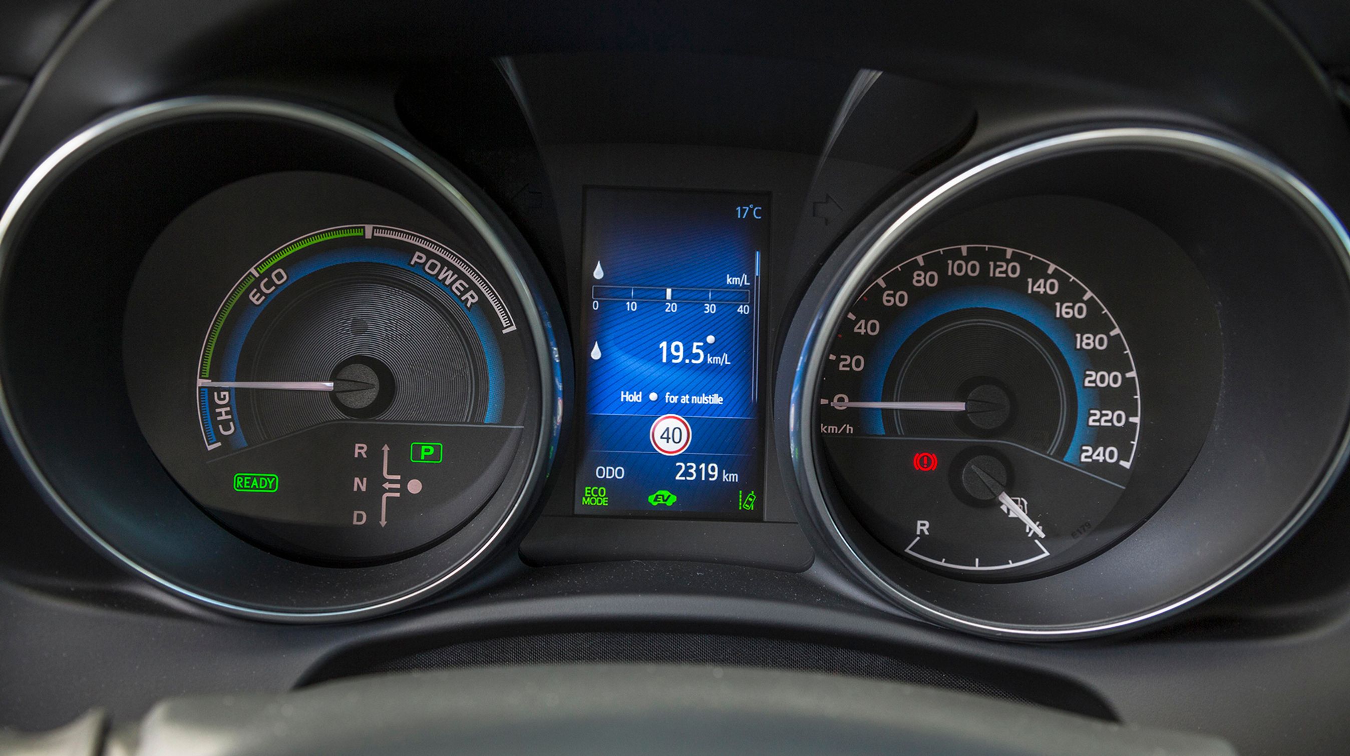 Med den lille grønne bil tændt (med EV) kører bilen på el alene. Det kan den ikke gøre i mange km, men her og der dukker symbolet op, og så er benzinmotoren helt slukket.