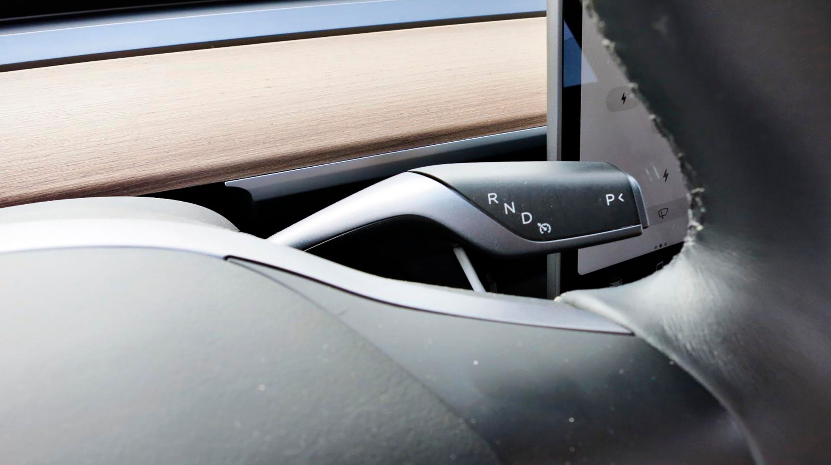 Betjeningen af gear, p-bremse, fartpilot og AutoPilot foregår fra denne lille stilk til højre fra rattet. Det kræver en smule tilvænning, men er egentlig ret simpelt.
