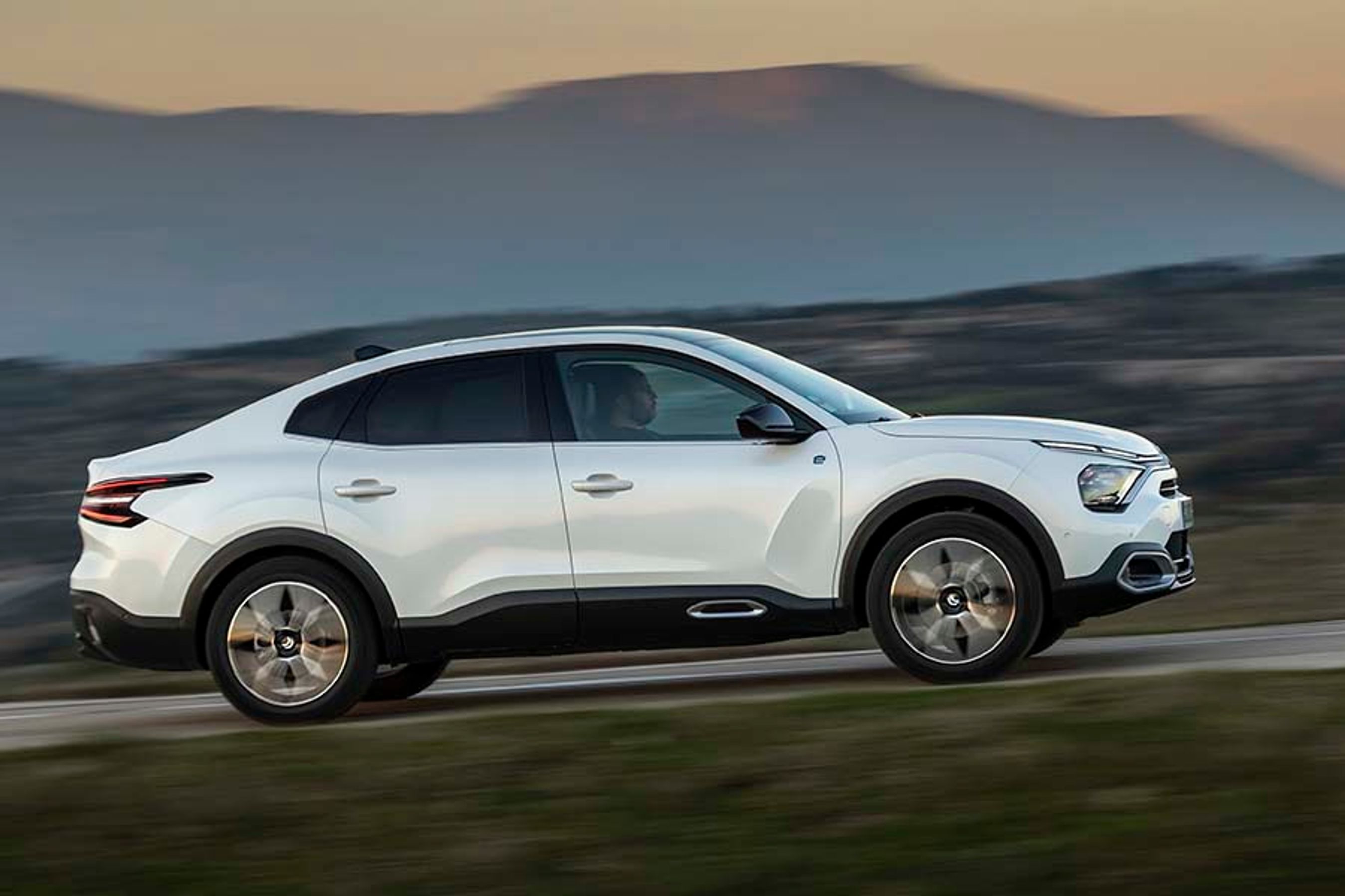 Citroën ë-C4 X set fra siden