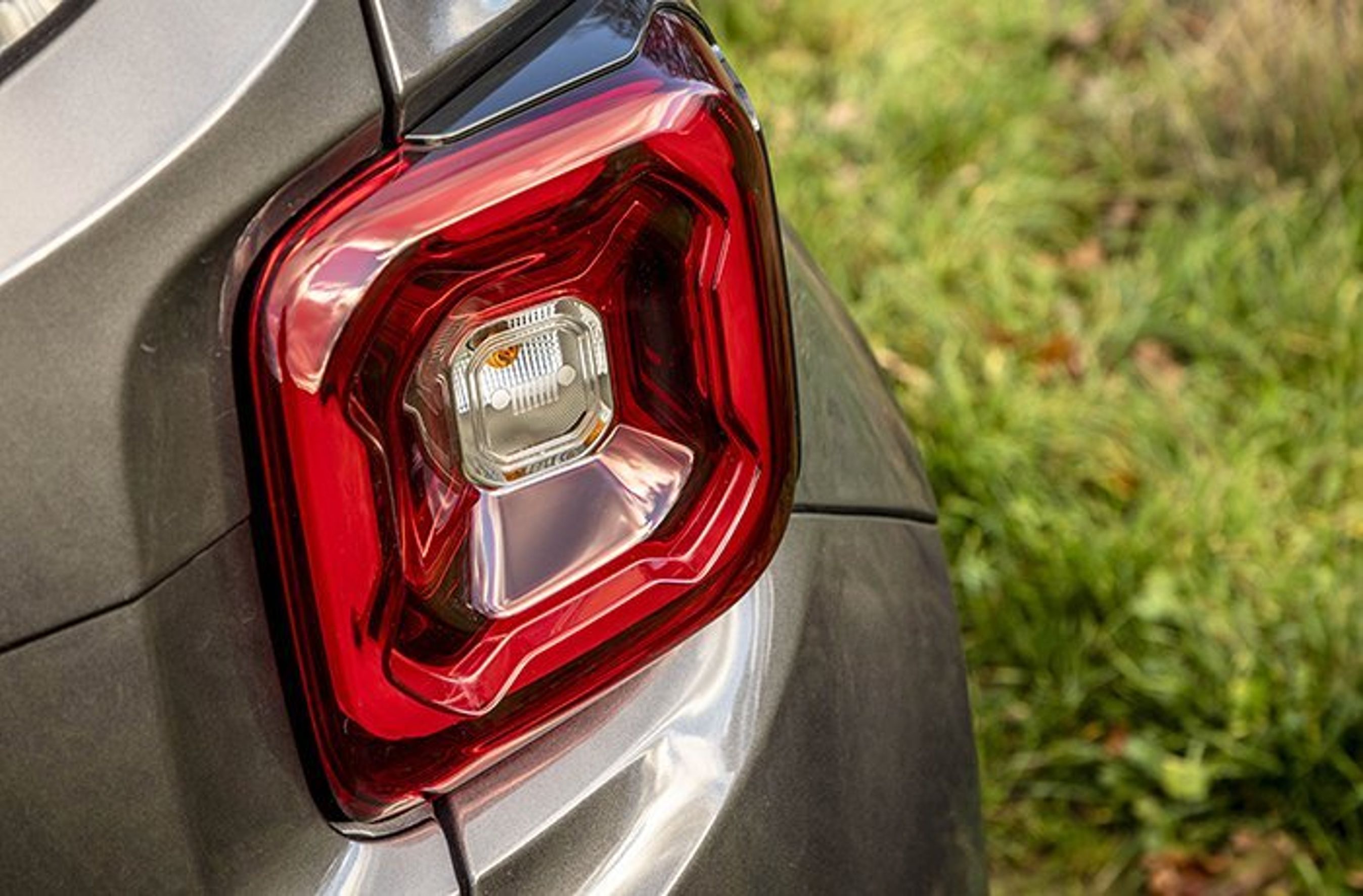 Der gemmes små symboler for den oprindelige Jeep overalt på Jeep Renegade.