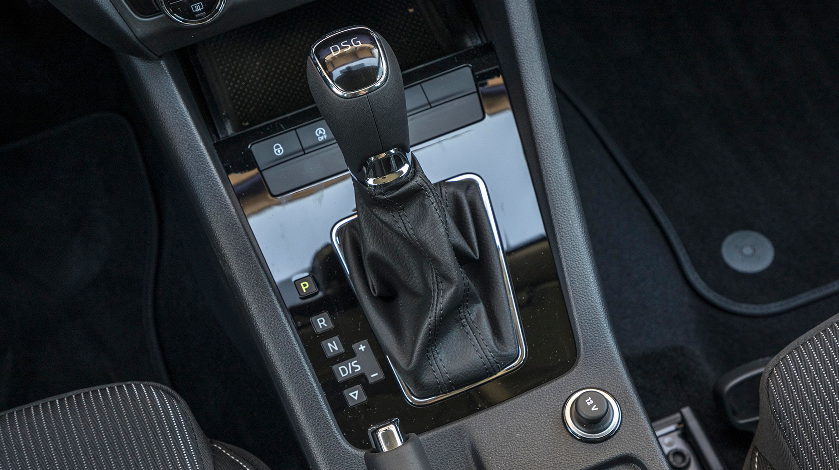 Skoda anvender samme syvtrins dobbeltkoblingsgearkasse som den vi kender fra VW (DSG). Merprisen er ret lille, og samlet set er det en meget anbefalelsesværdig løsning. Gearskiftet fungerer smidigt og blødt, og også med denne nye 1.5-liters motor er oplevelsen på et meget højt niveau. Vi savner dog skiftegreb bag rattet.