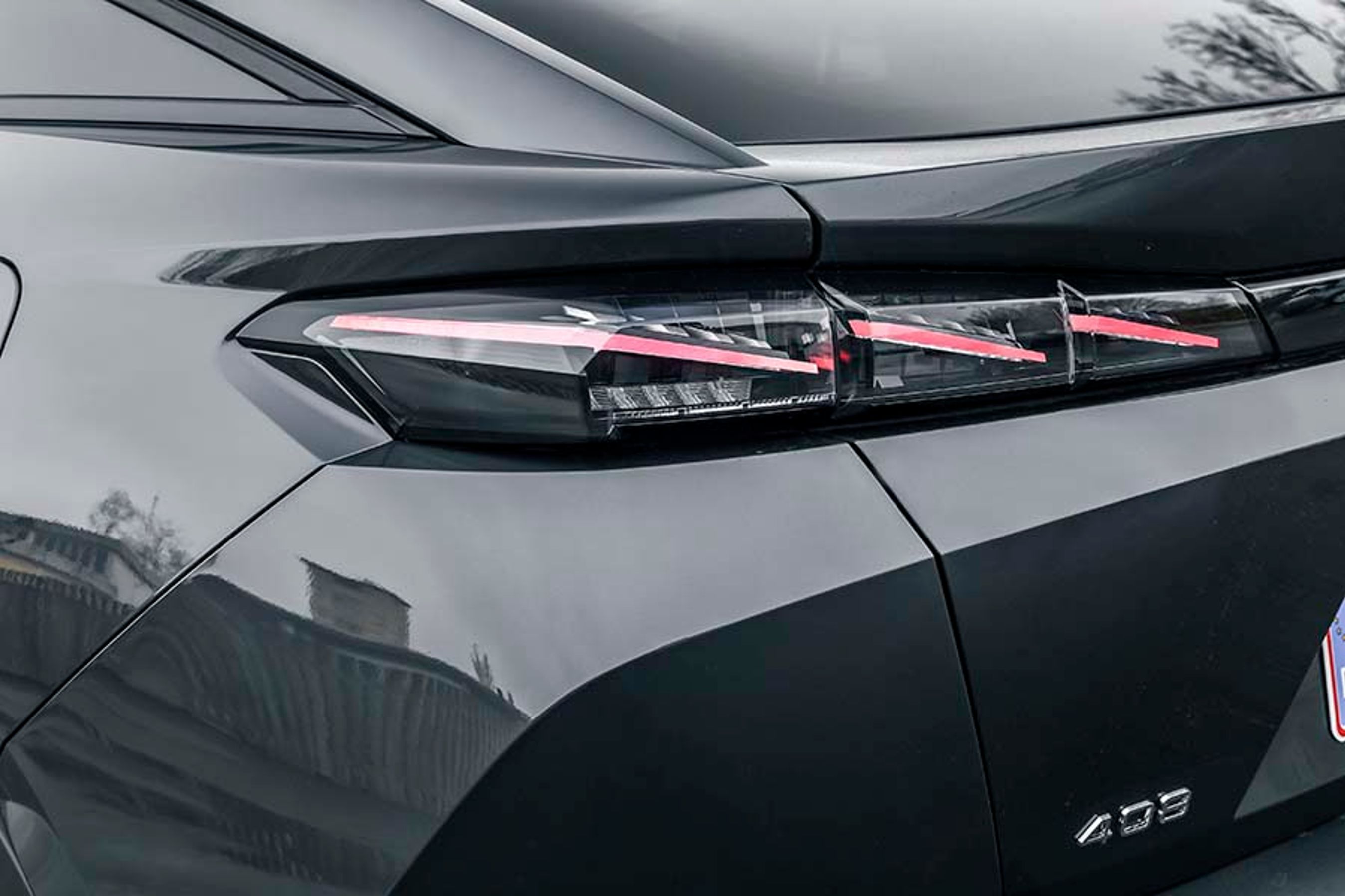 De tre skrå LED-bånd i hver side gør det let at genkende en 408’er i natten. Om dagen er de desværre ikke tændt, hvilket er uforståeligt.