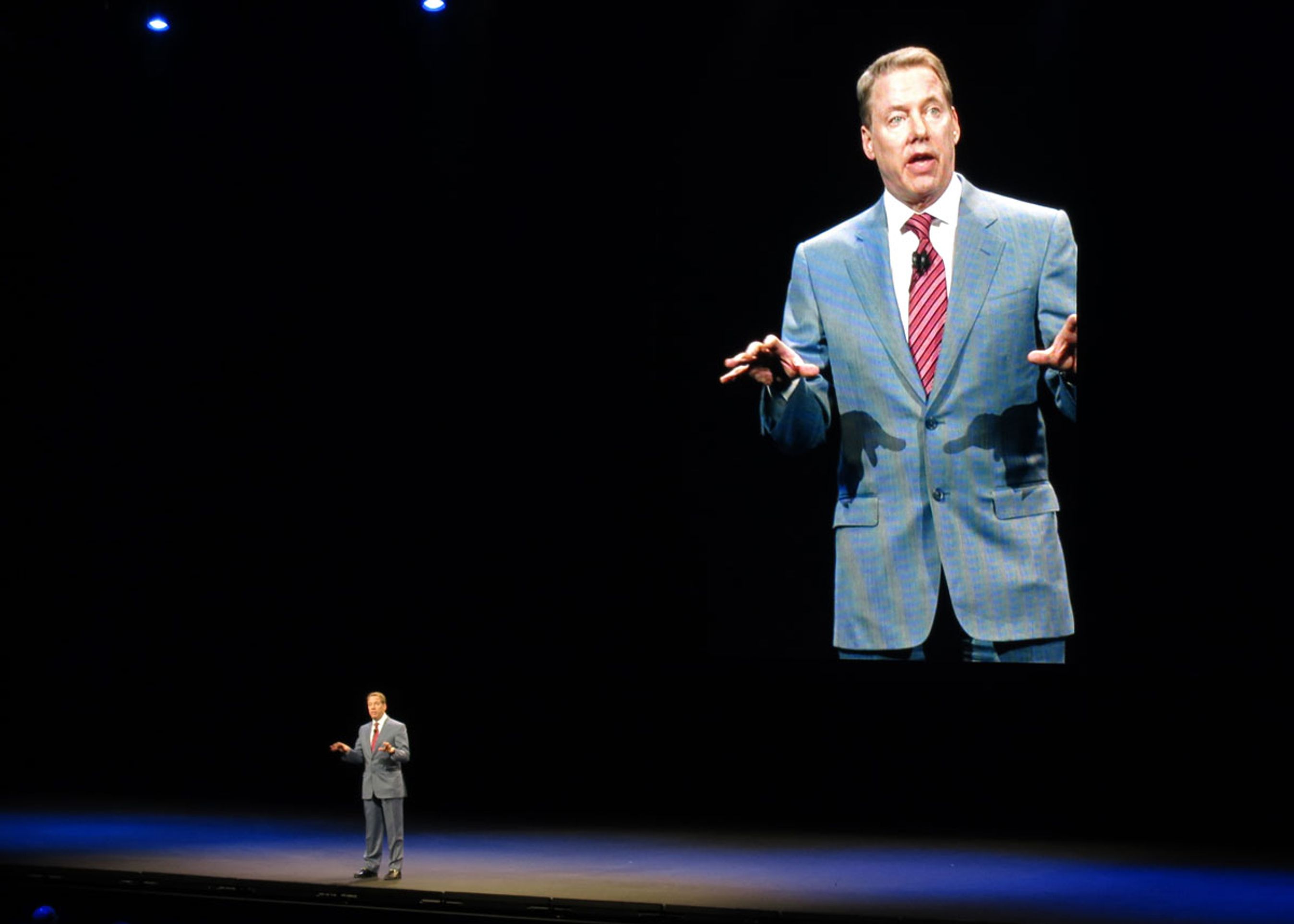 Det var oldebarnet til Henry Ford og firmaets bestyrelsesformand, Bill Ford, der havde fornøjelsen af at præsentere de tre nye Ford-modeller for verdenspressen.