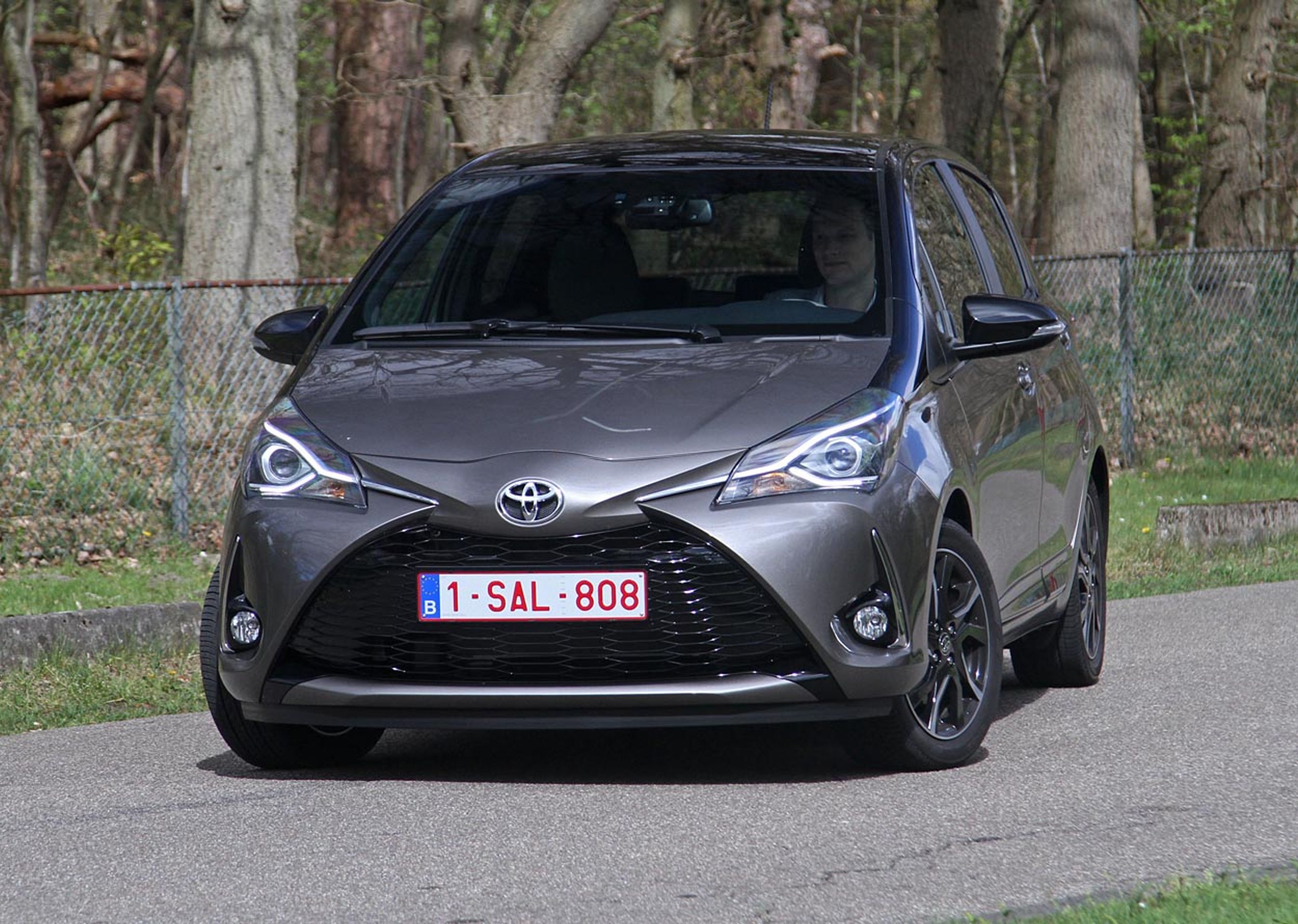 Toyota Yaris har fået helt ny front og bagparti. Nyt er muligheden for tofarvet karrosseri, hvilket indebærer sort tag.