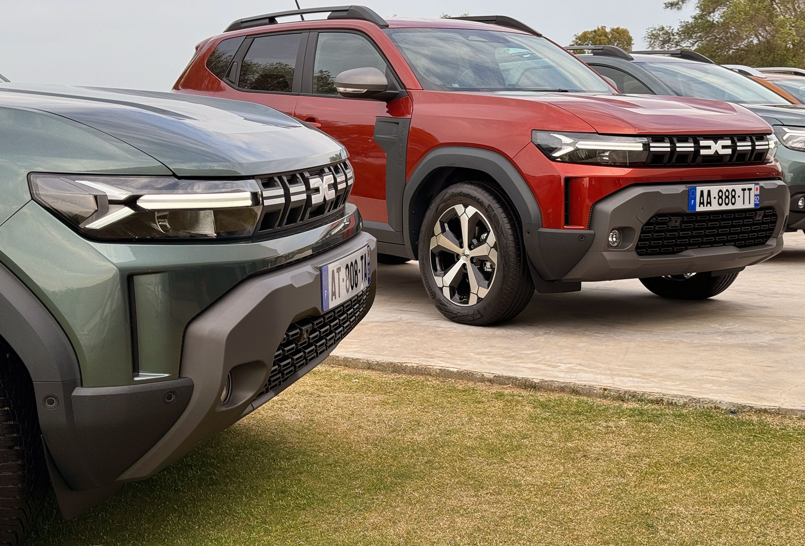 To Dacia Duster tæt på.