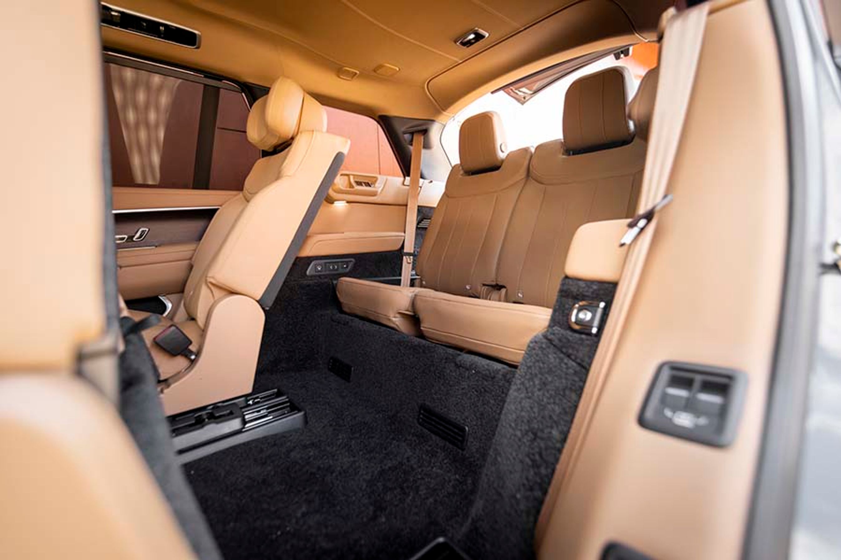 Den lange udgave fås med en tredje sæderække, hvor der er fin plads til voksne.