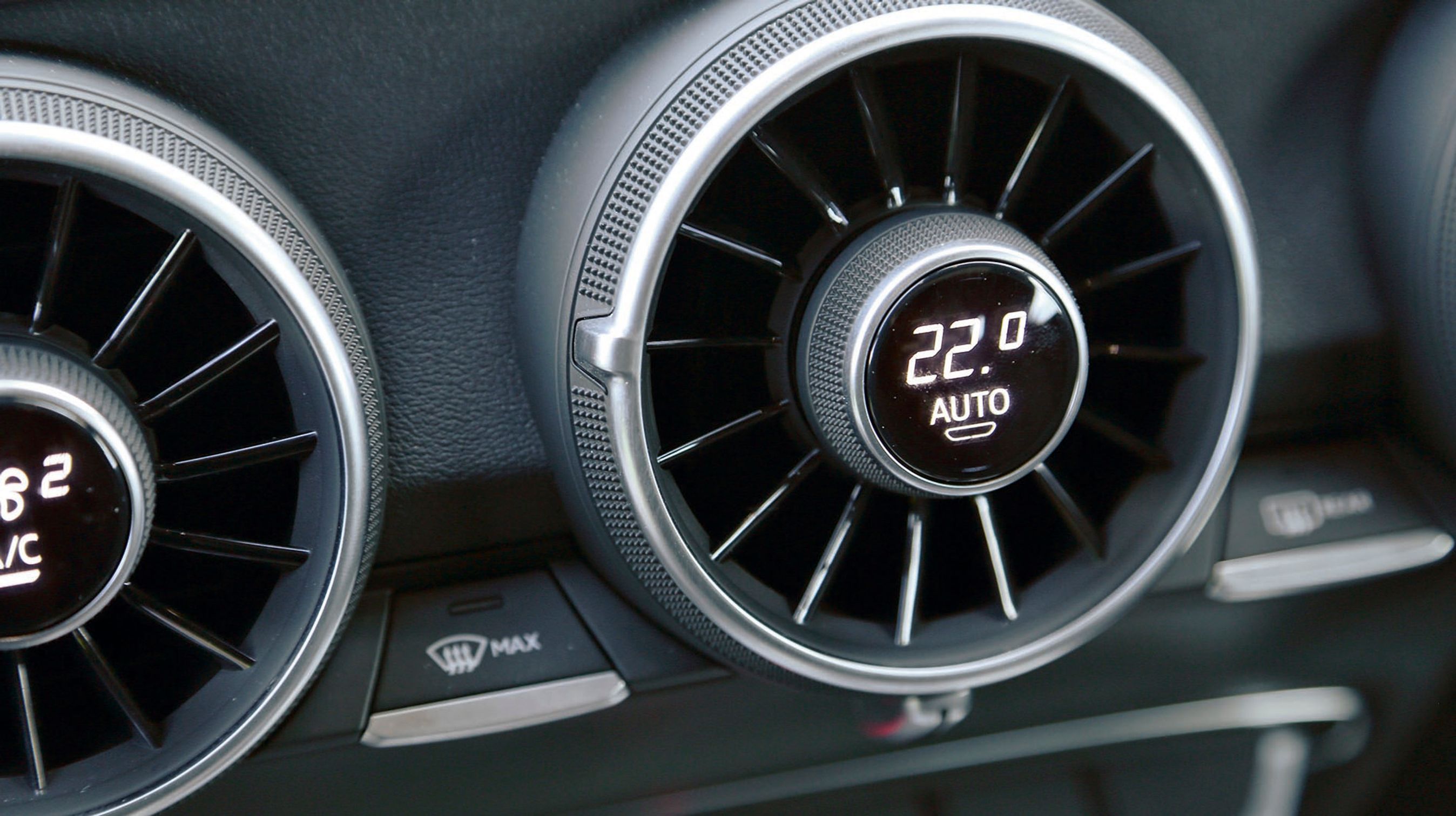 De runde ventilationsdyser er udformet som jetmotorerne på et jetfly. I midten giver små displays informationer om klimaanlæggets indstillinger.