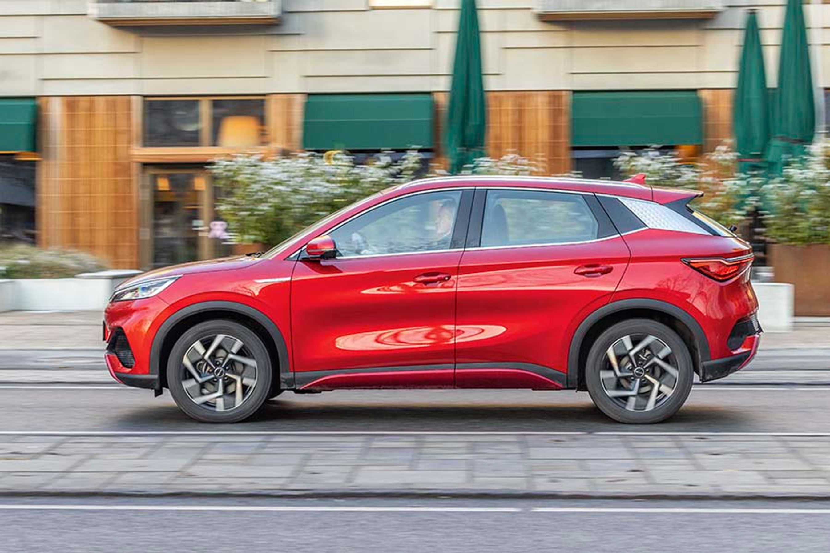 Designet er nydeligt og har elementer fra andre biler. Det grå panel bag bagdørene minder f.eks. lidt om bagenden på VW ID.4.