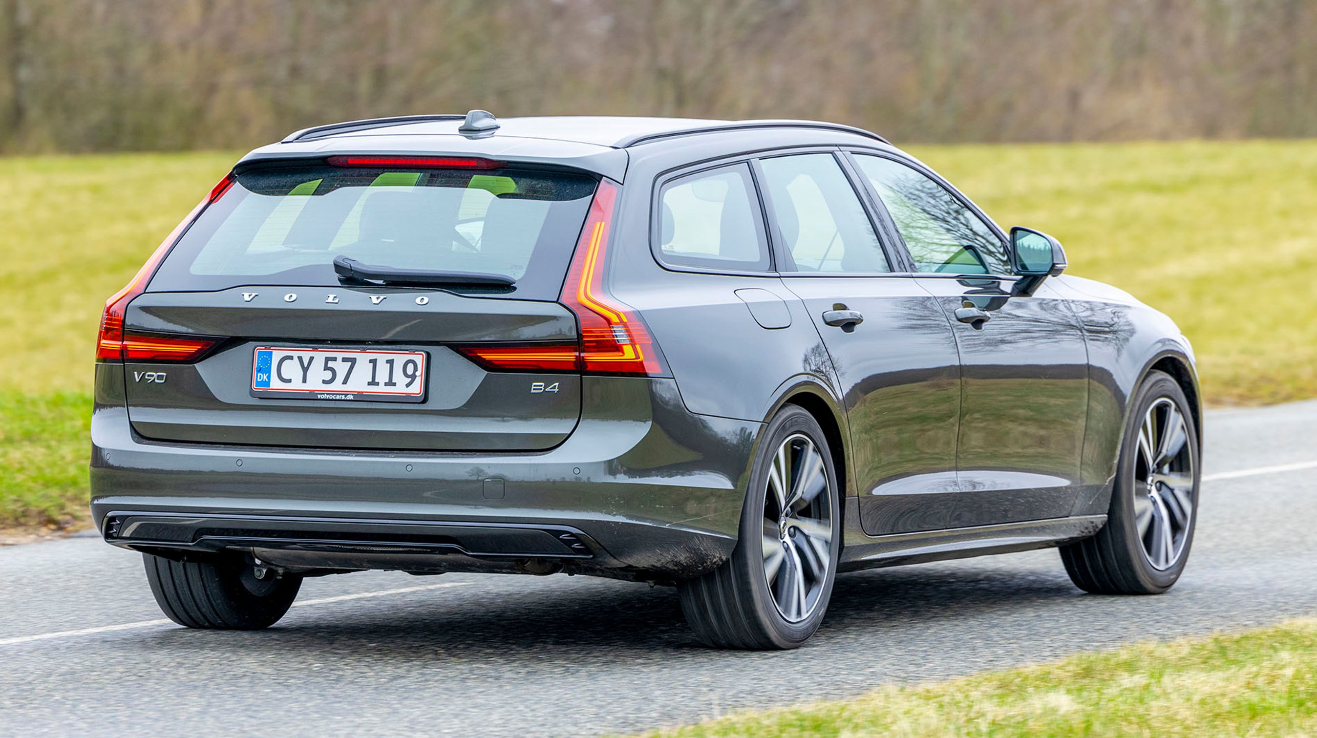 Volvo V90 er største stationcar i Volvo-familien. Her er den testet i udstyrsversionen R-Design, der bl.a. indeholder sorte detaljer hele vejen rundt på bilen.