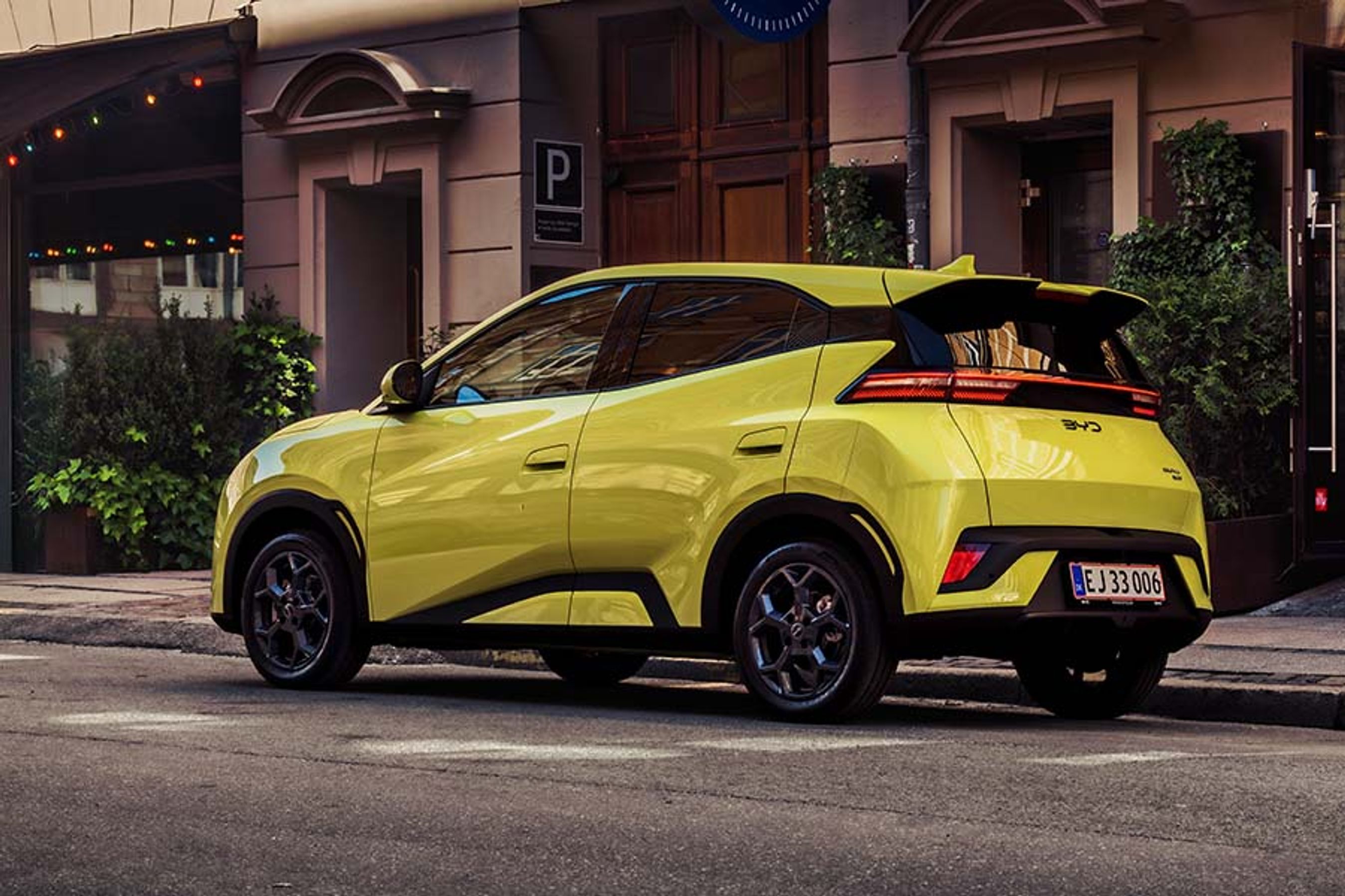 Dolphin Surf er en femdørs, firepersoners mikro-minibil. Trækkrog er ikke muligt, og bagrudeviskeren er sparet væk.