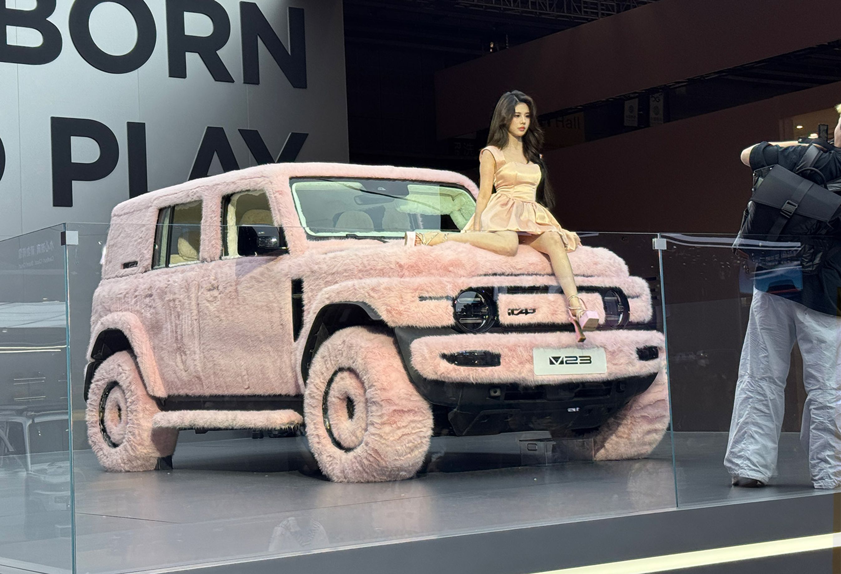 Tja, hvorfor ikke? Offroad-mærket iCar har som trækplaster udstyret sin V23 med lyserød pels.