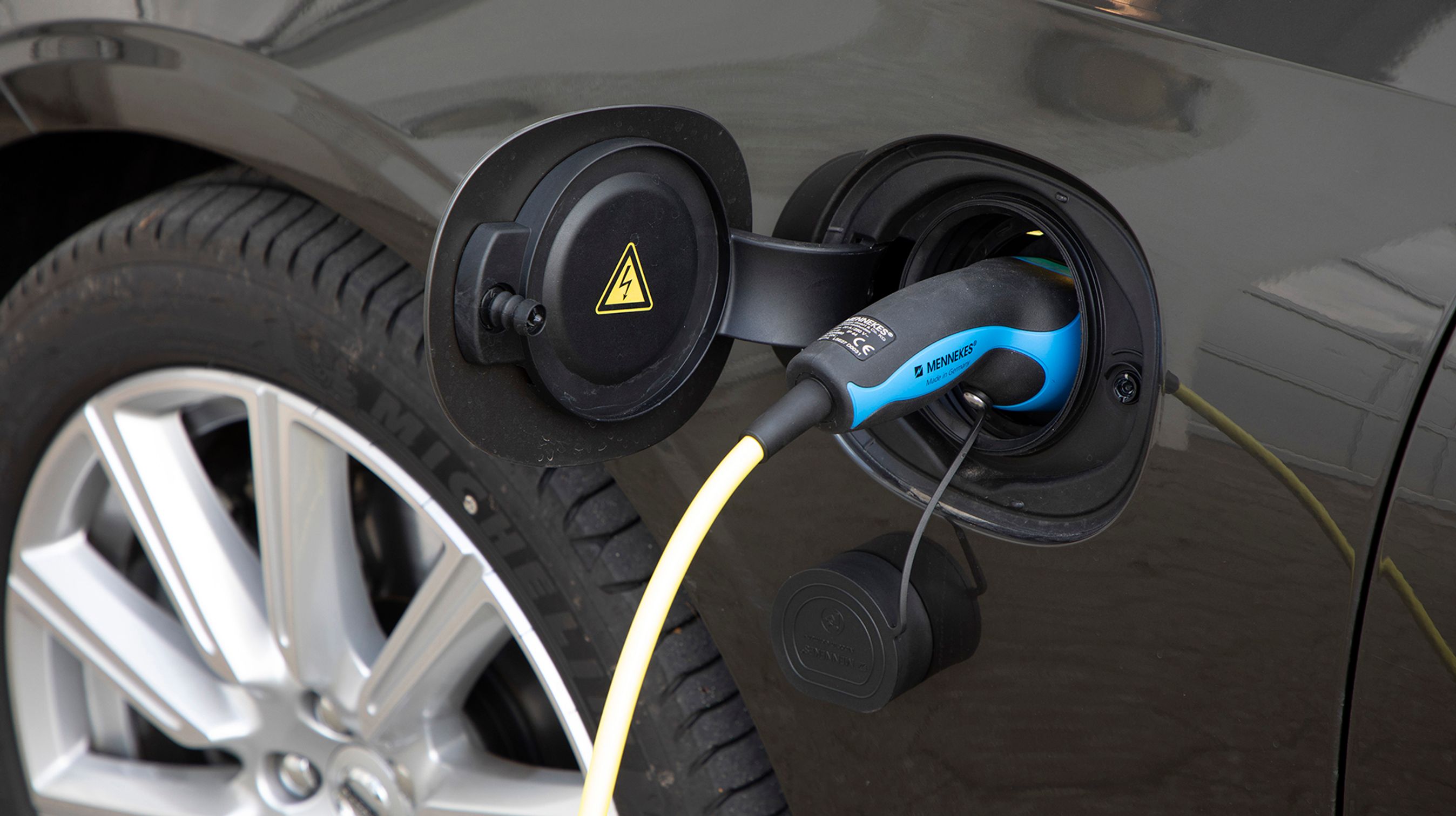 Ladestikket er placeret lige foran chaufførens dør. Det gør det let at huske, at man skal tage stikket ud, før man starter bilen. 