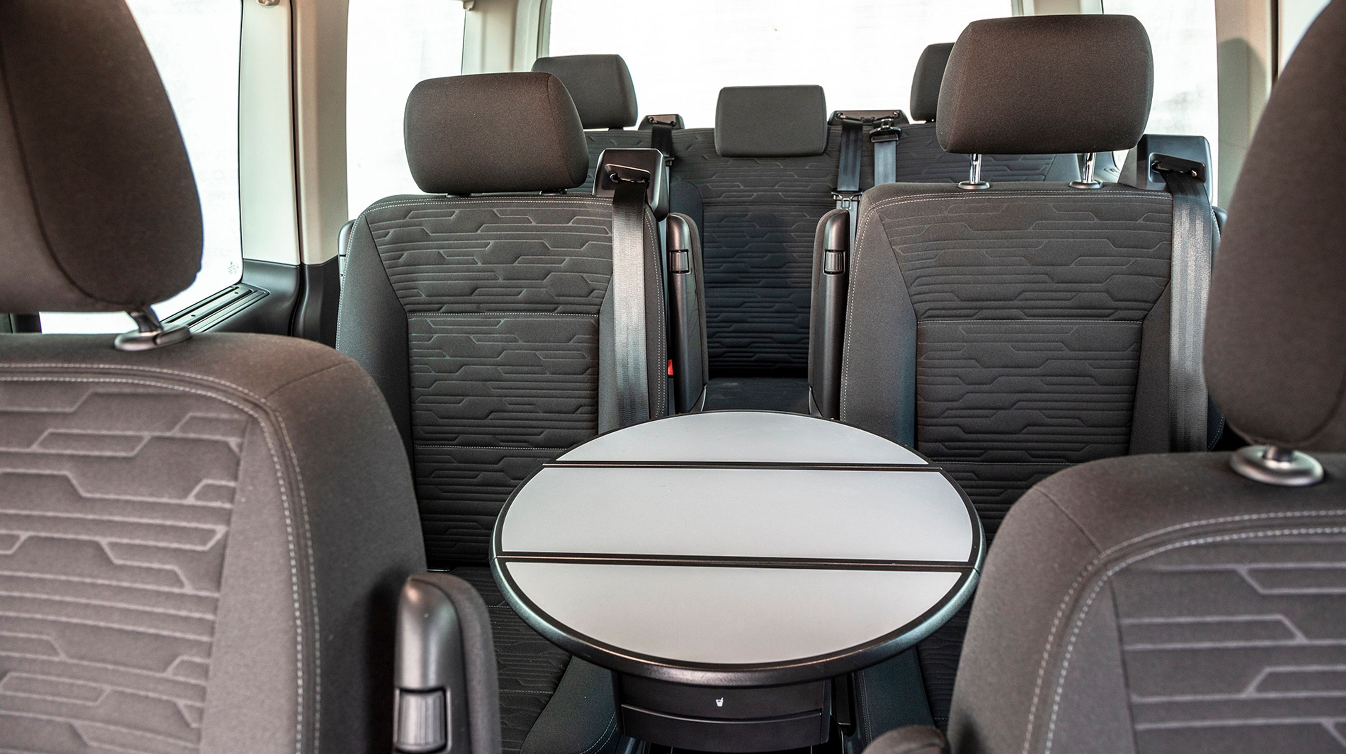 Multivan har altid to sæder forrest, to på række to og tre bagest. De to midterste stole kan vendes, så man sidder om det fleksible bord i midten.