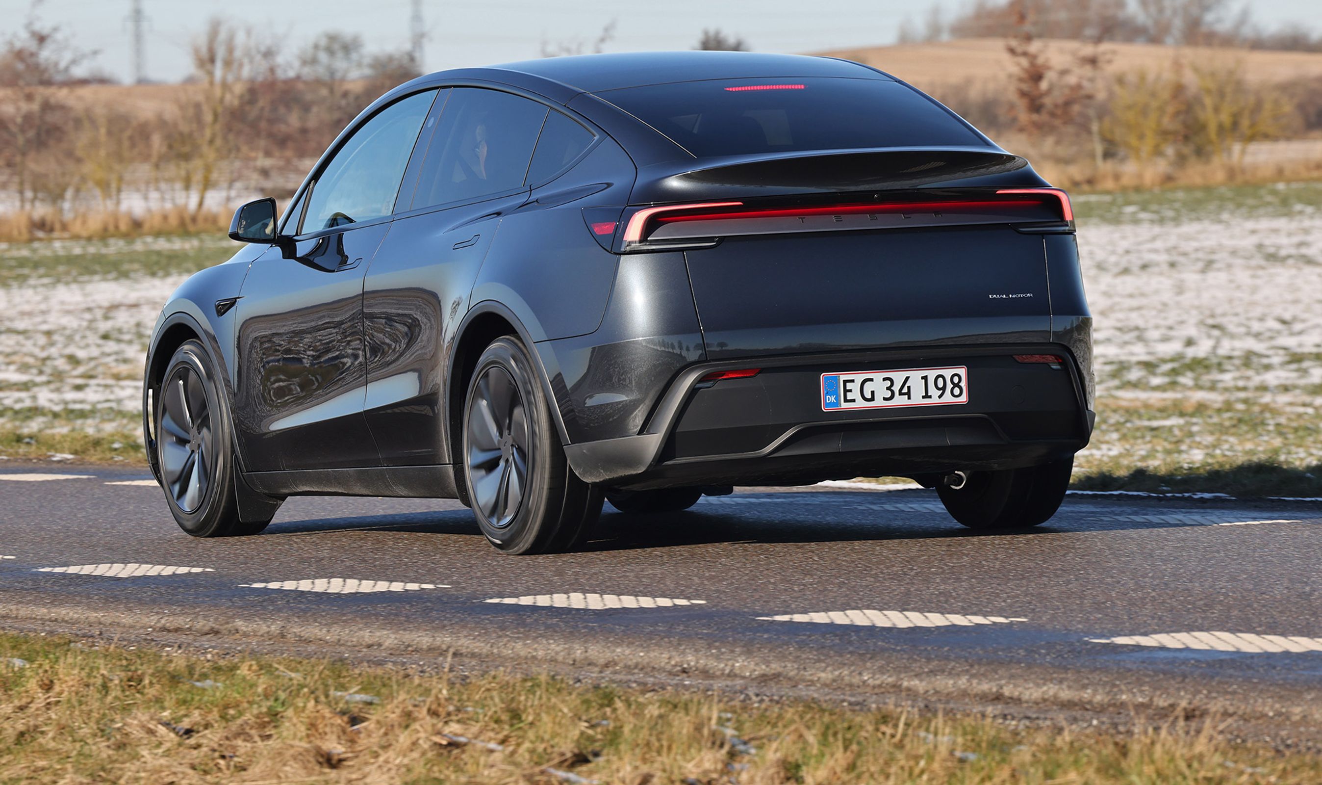 Tesla Model Y kørende set bagfra.